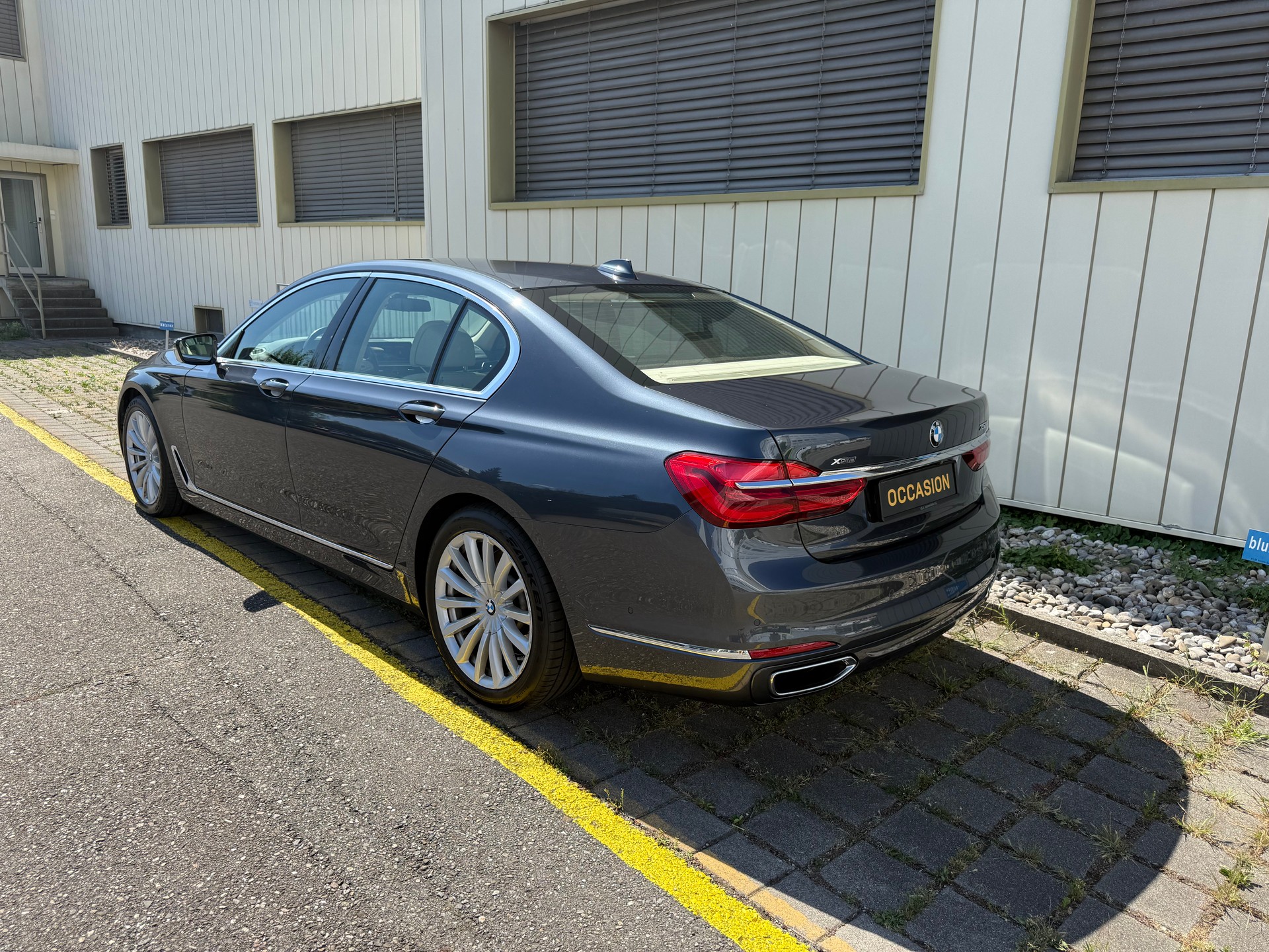 BMW 750i xDrive Steptronic-image-3