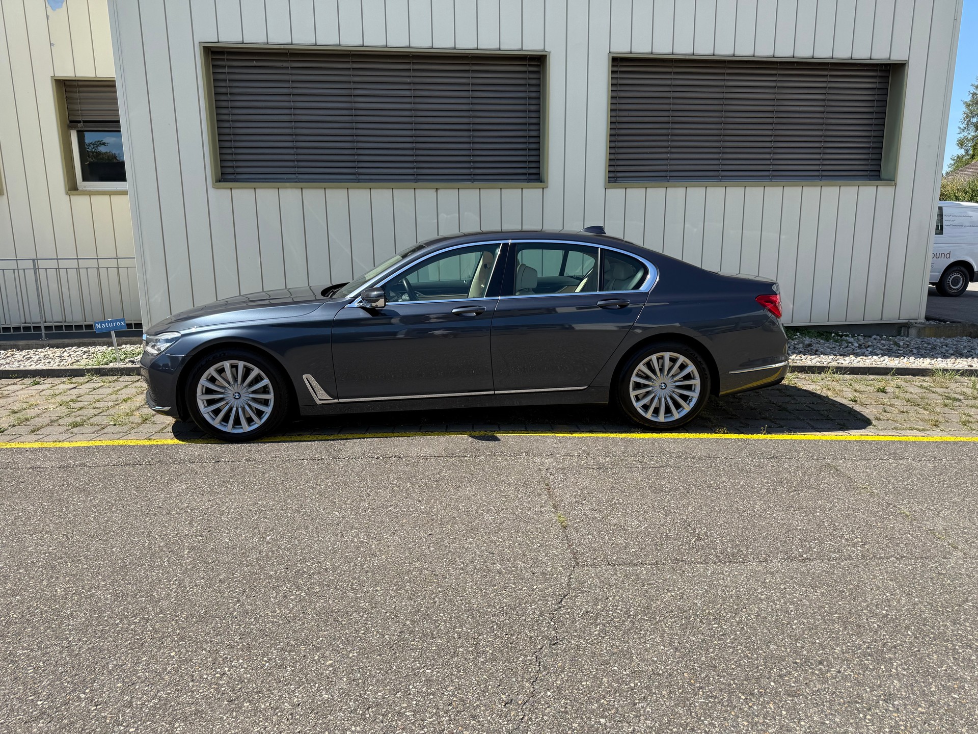 BMW 750i xDrive Steptronic-image-2