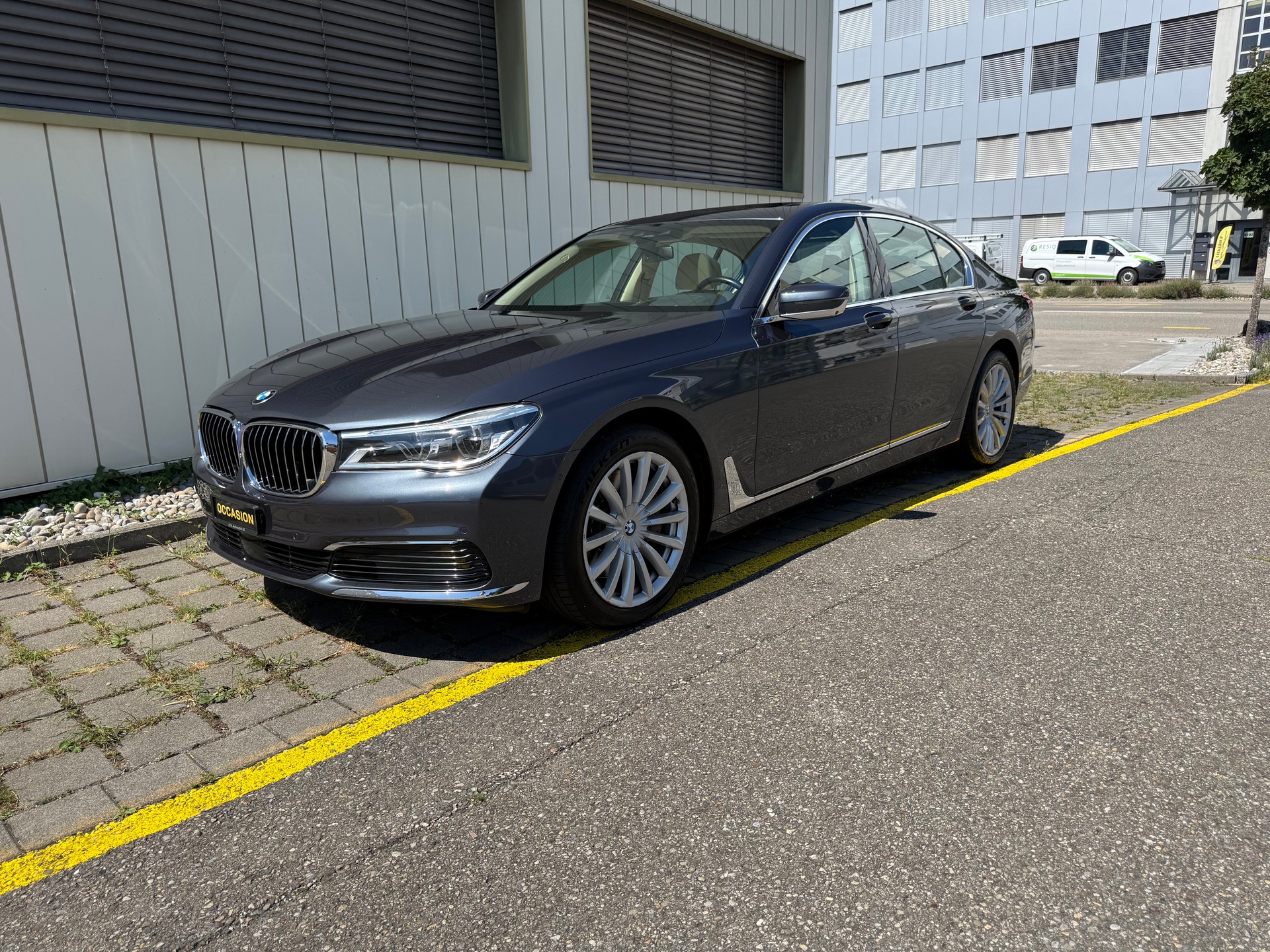 BMW 750i xDrive Steptronic-image-0