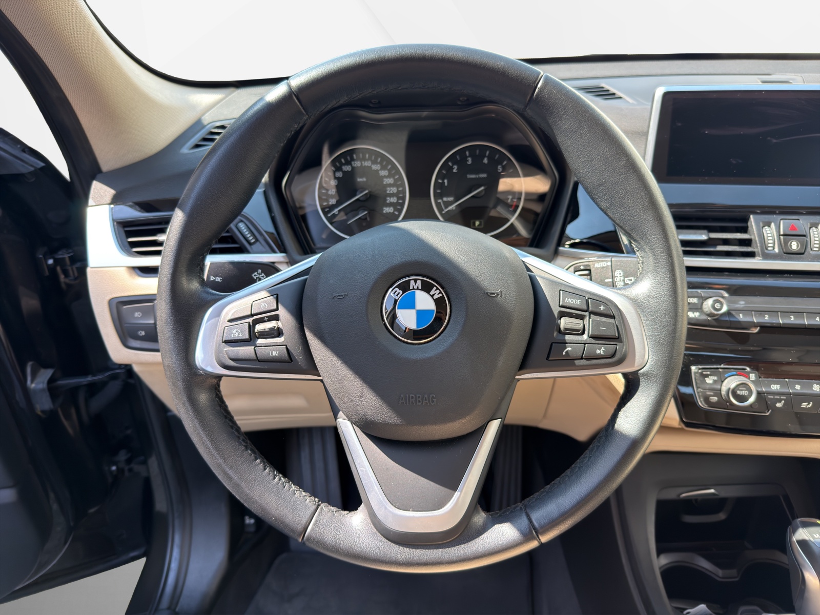 BMW X1 xDrive 20i-image-13