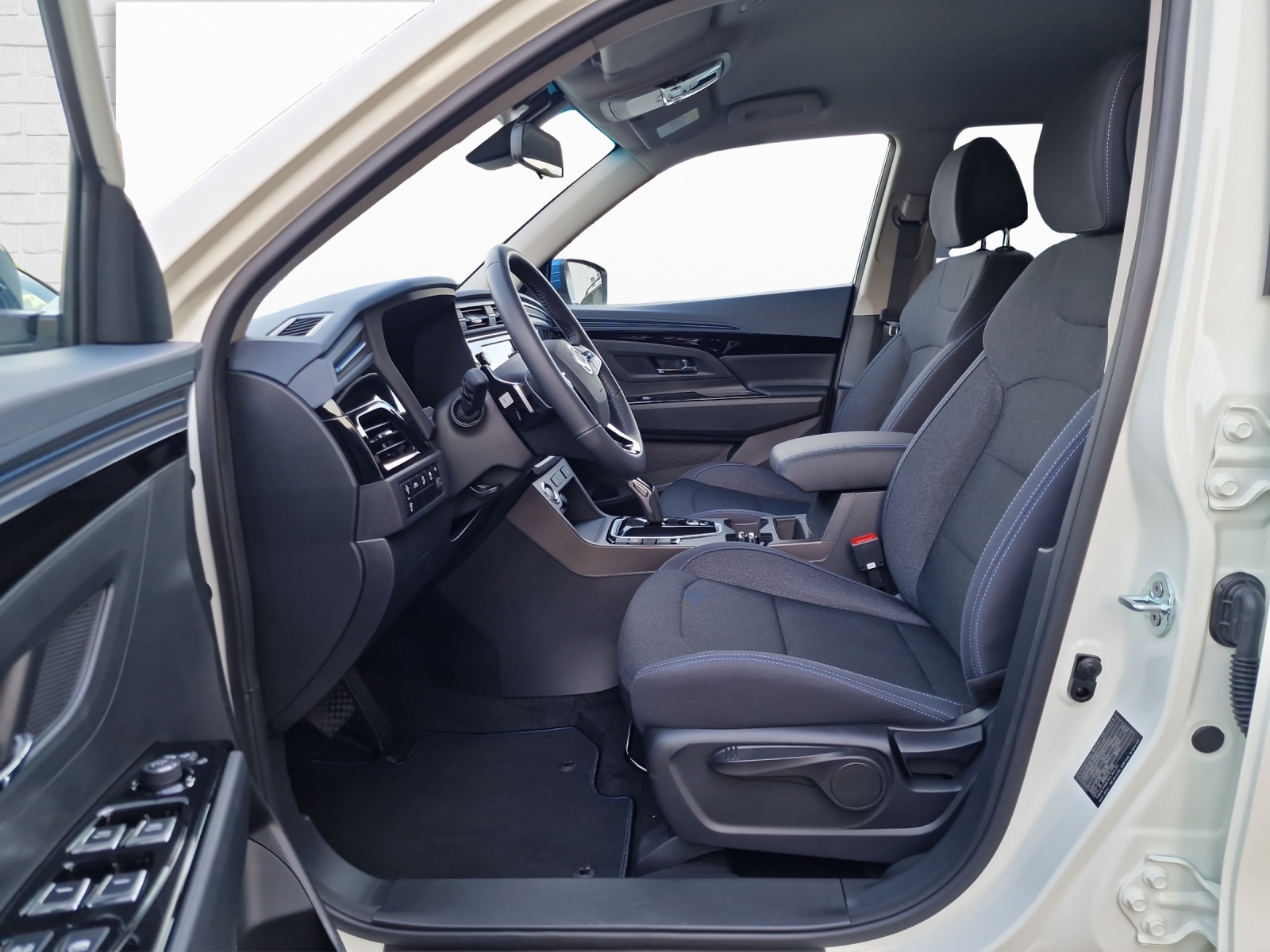 KGM-SsangYong Korando eMotion Bronze-image-4