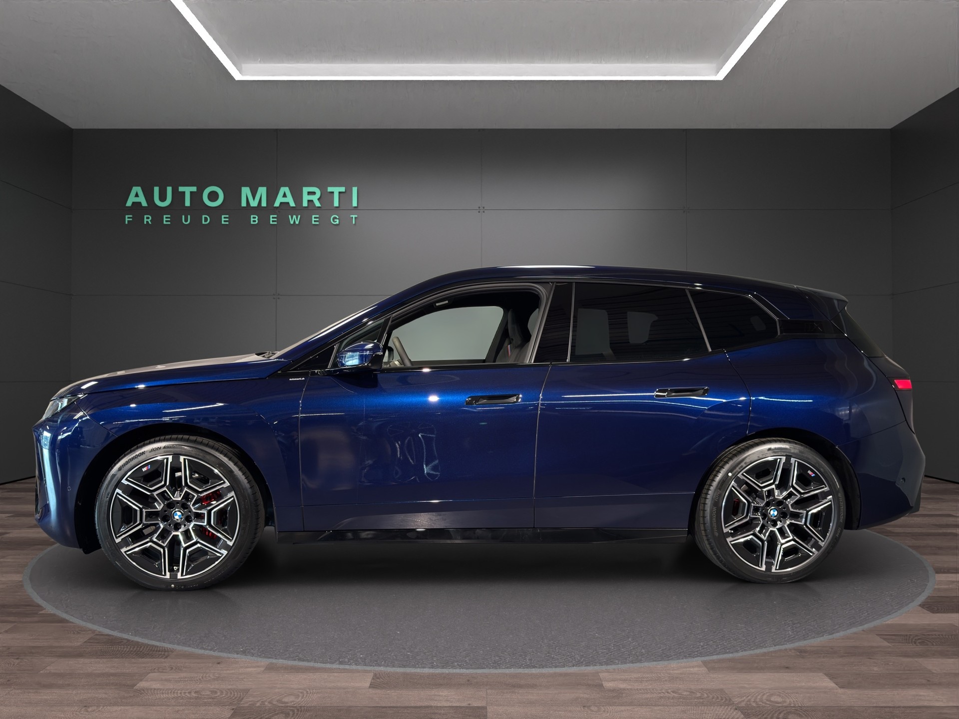 BMW iX xDrive45-showroom-element-1