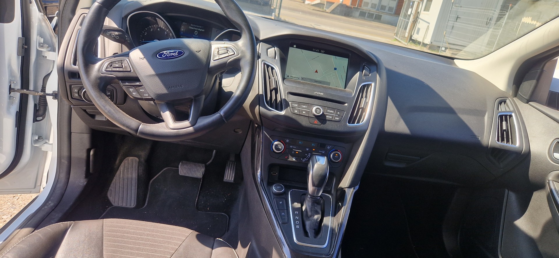 FORD Focus 1.5 SCTi ST Line Automatic-image-8