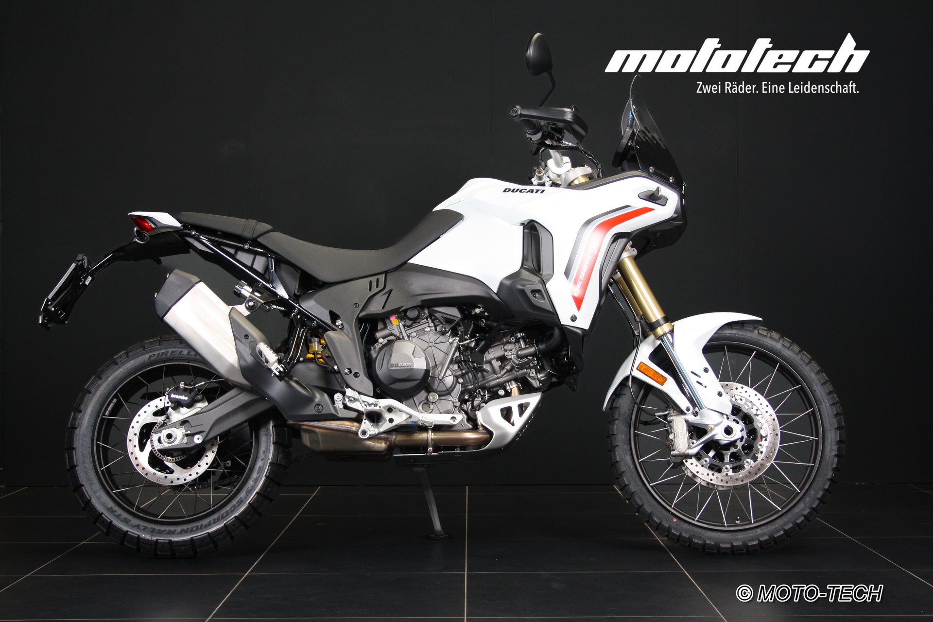 DUCATI Desert X MY26 V2 (81/35kW)-showroom-element-1