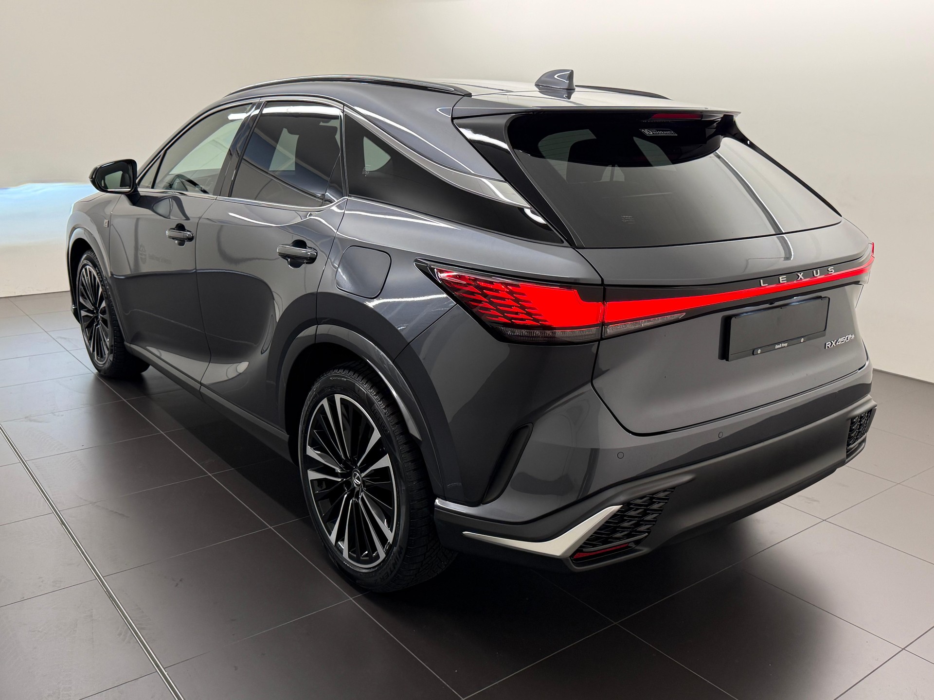 LEXUS RX 450h+ F-Line-showroom-element-3