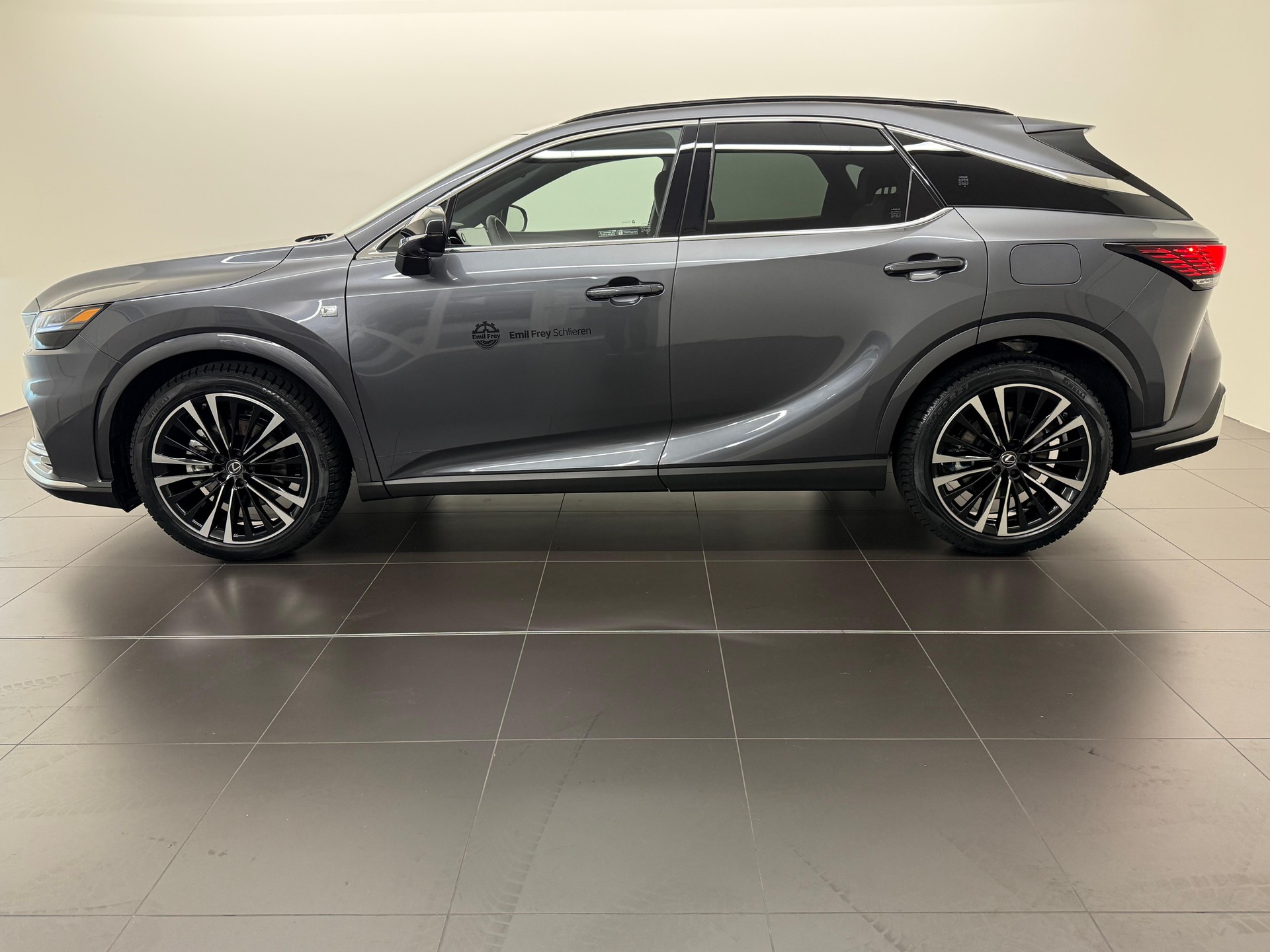 LEXUS RX 450h+ F-Line-showroom-element-2