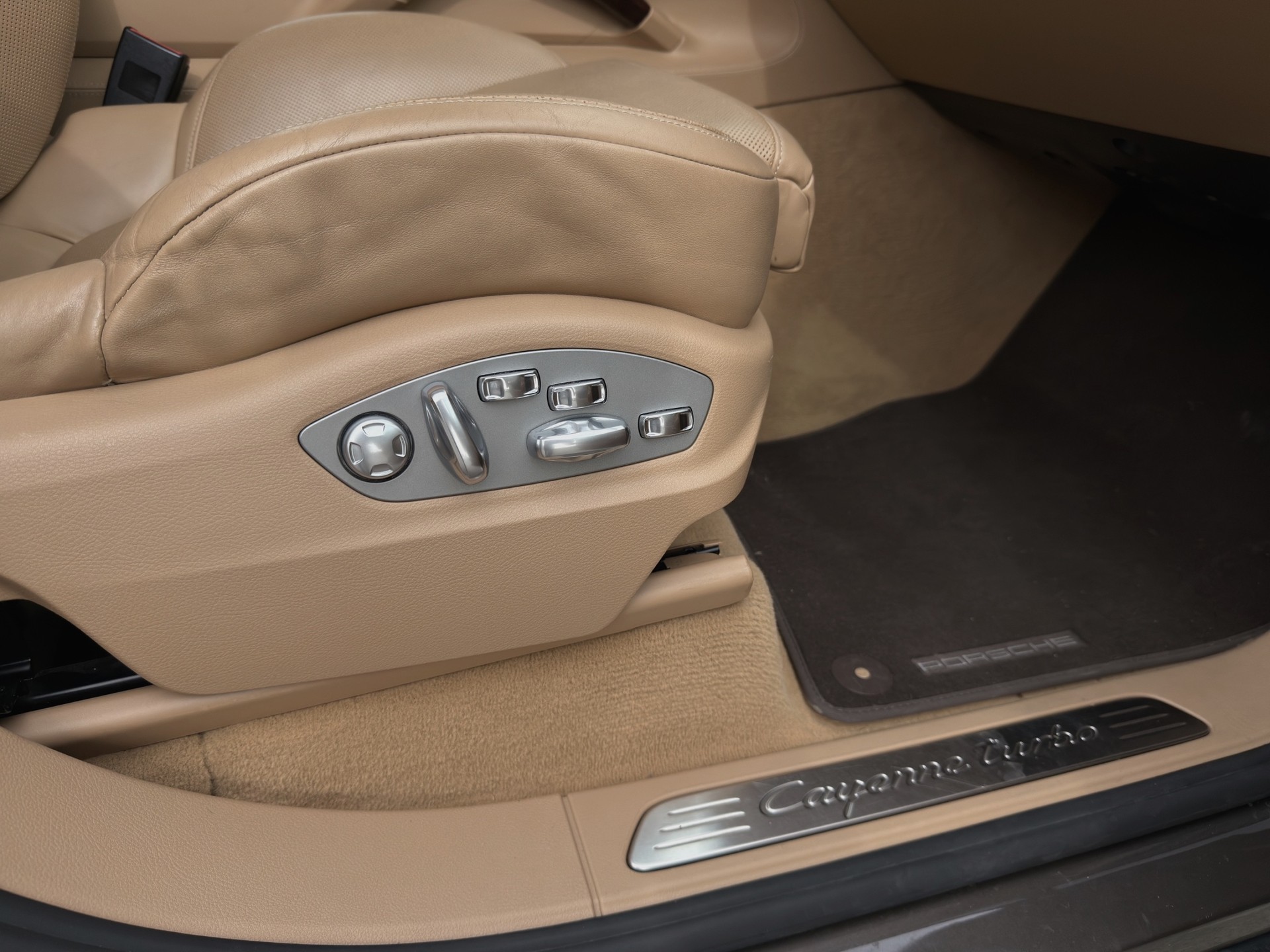 PORSCHE Cayenne Turbo-image-16