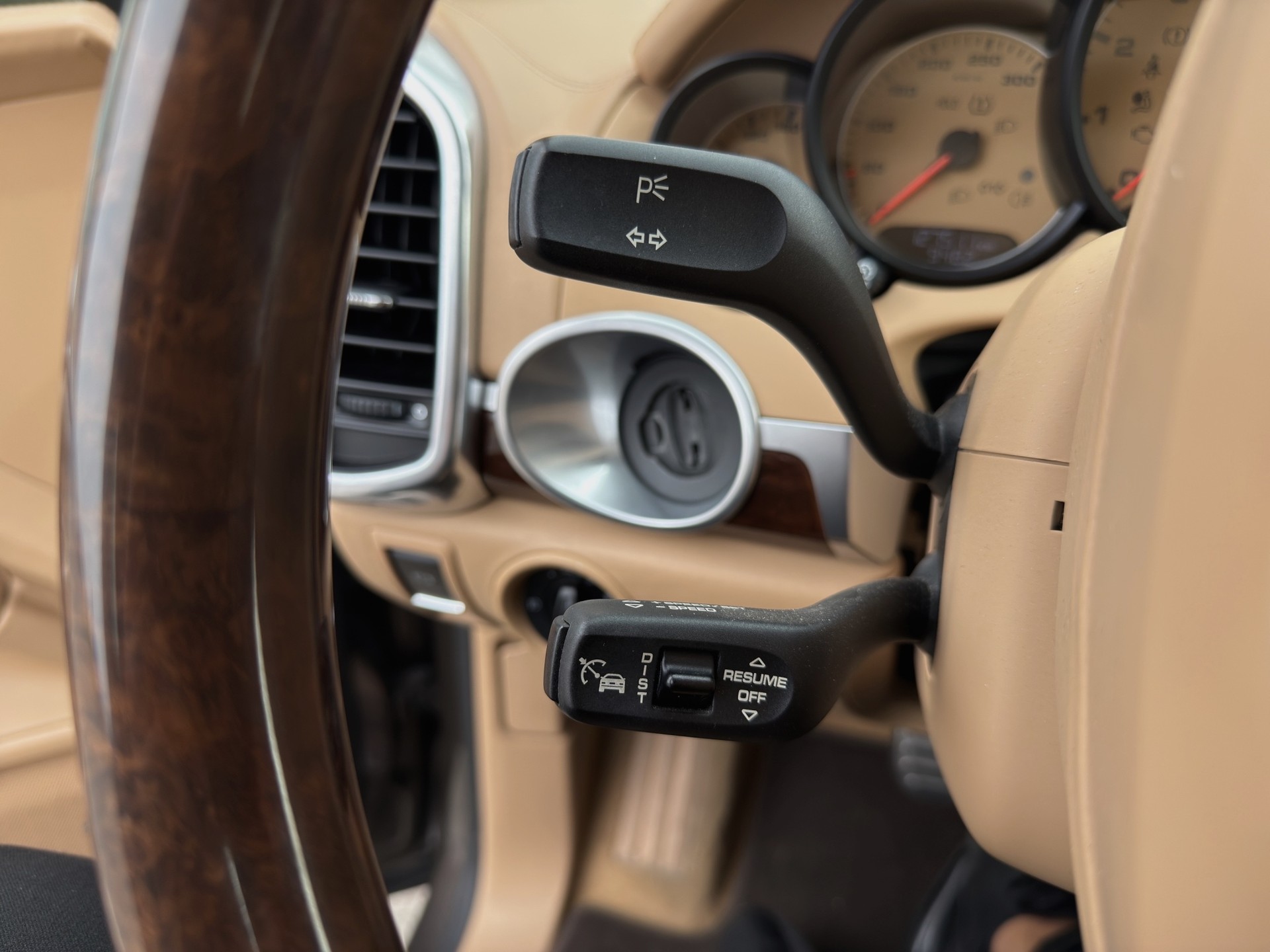PORSCHE Cayenne Turbo-image-14