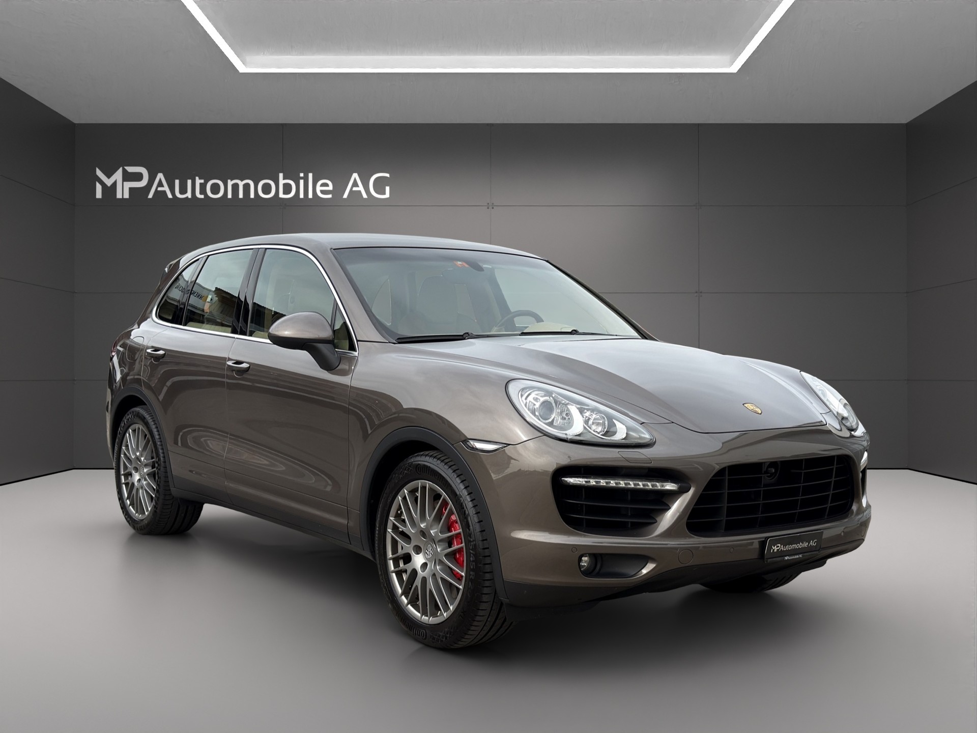 PORSCHE Cayenne Turbo-showroom-element-1
