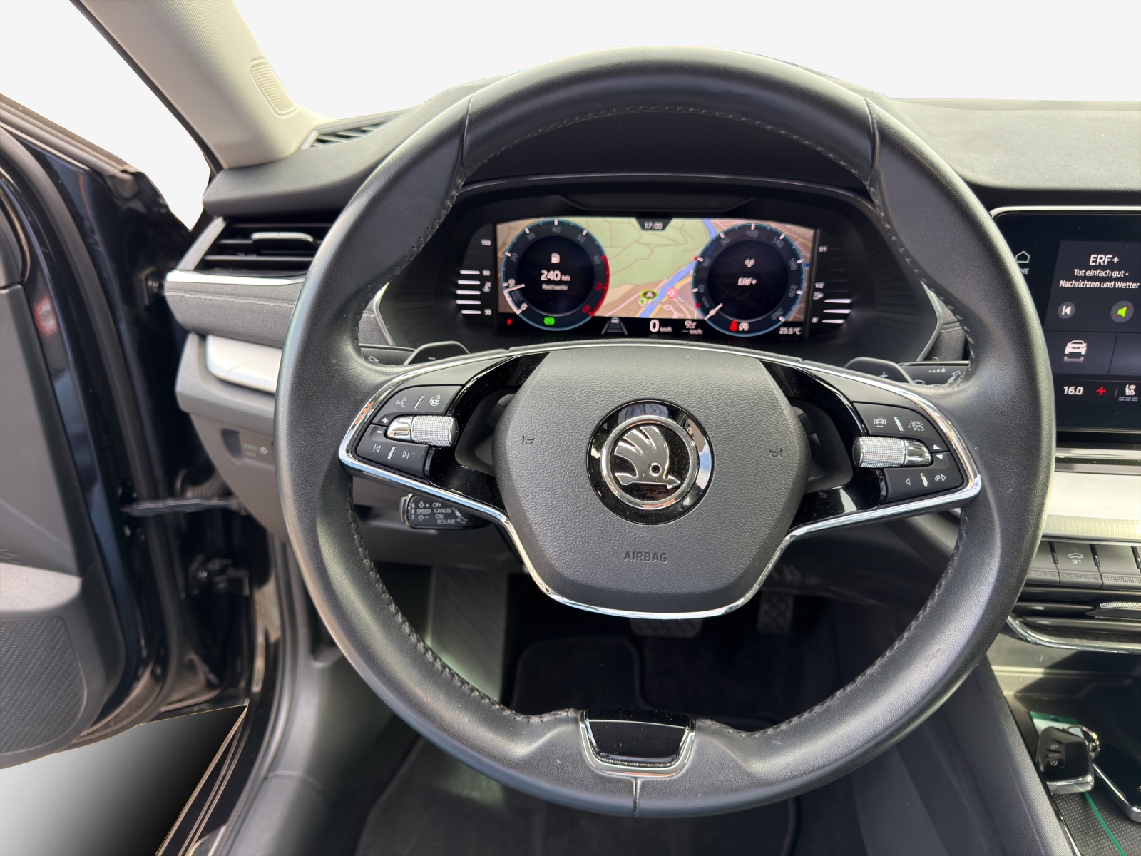 SKODA Octavia Combi 2.0 TSI Style DSG 4x4-image-9