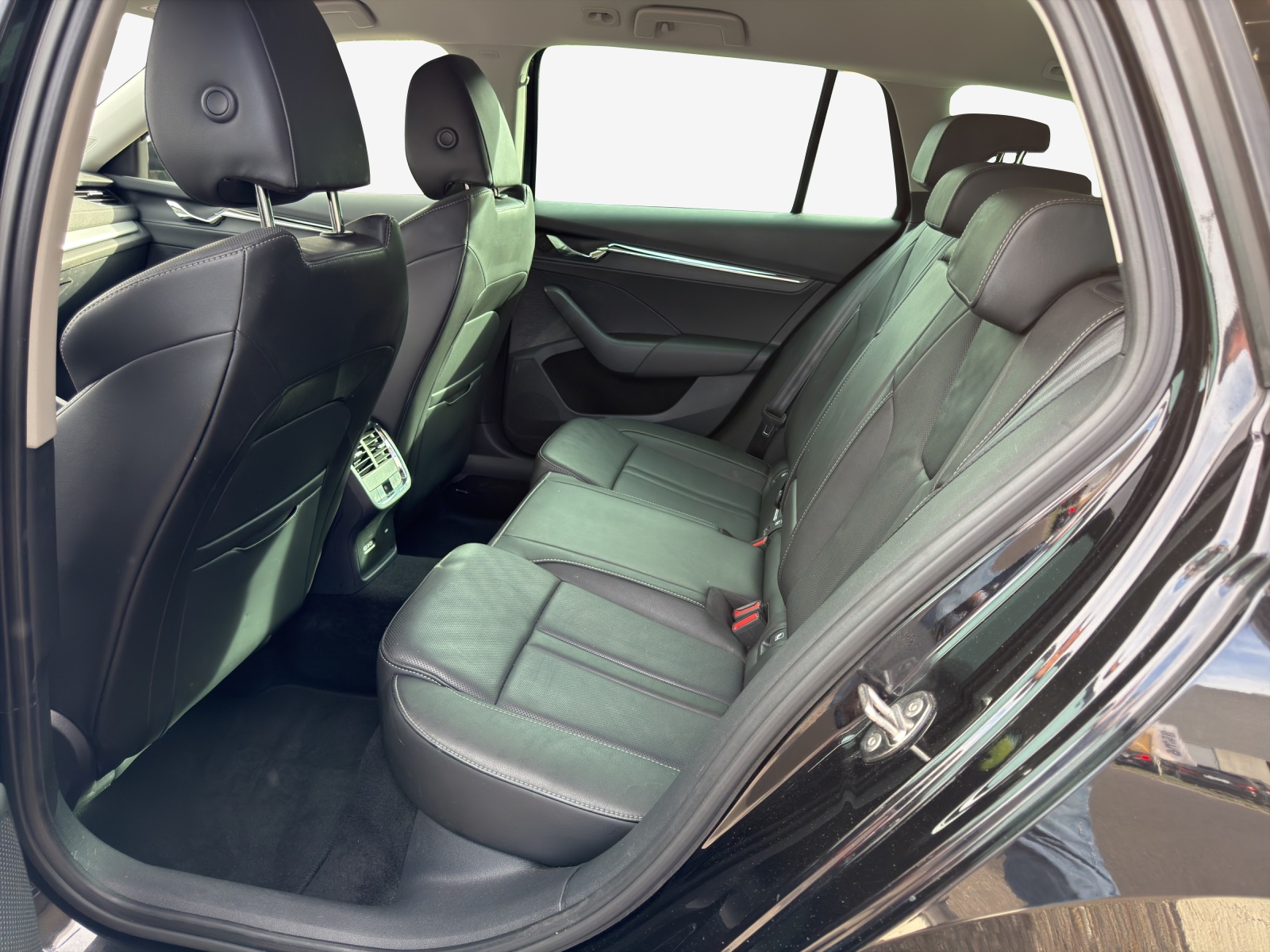 SKODA Octavia Combi 2.0 TSI Style DSG 4x4-image-11