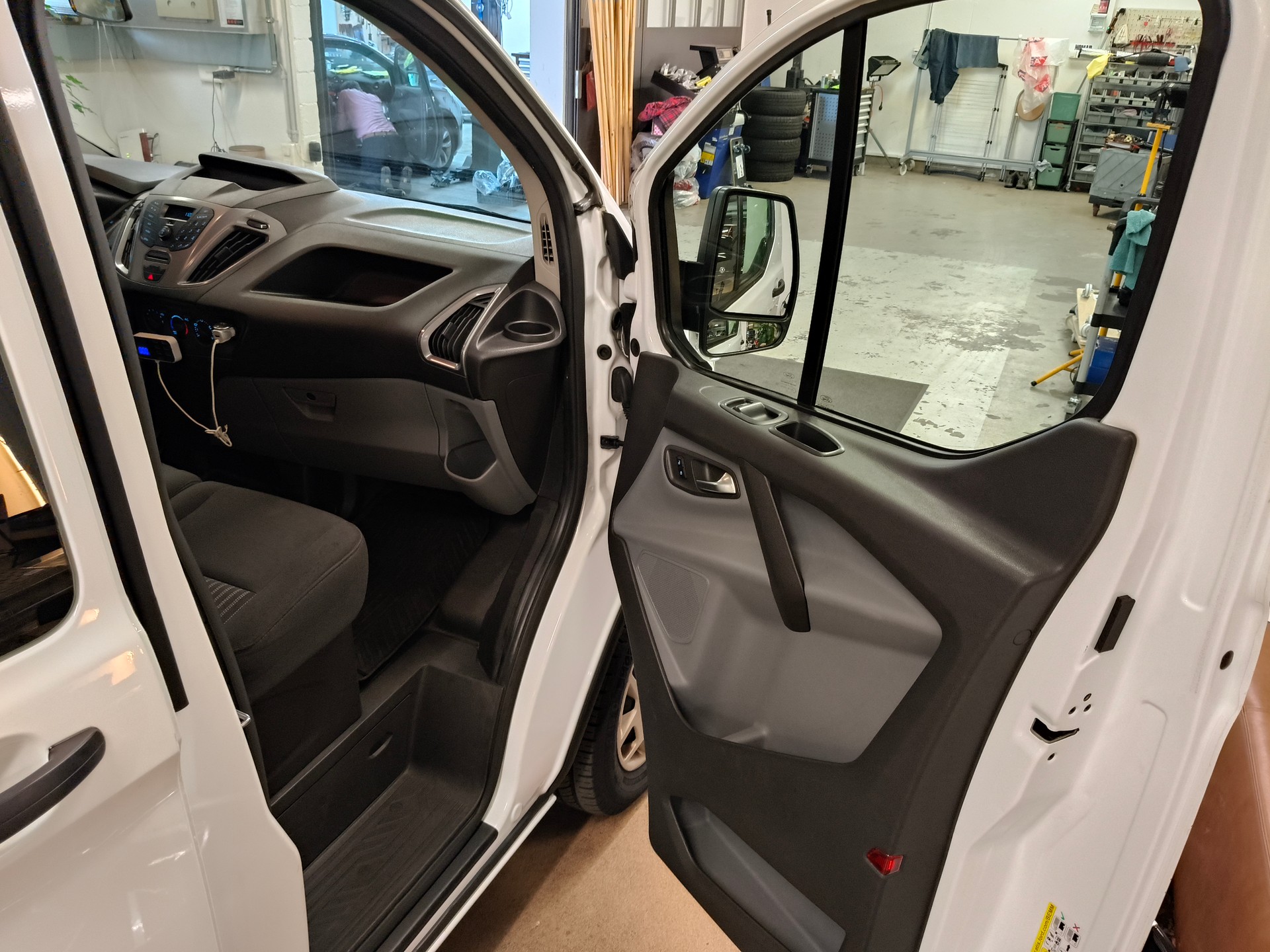 FORD Transit Custom Van 290 L2H1 Ambiente-image-24