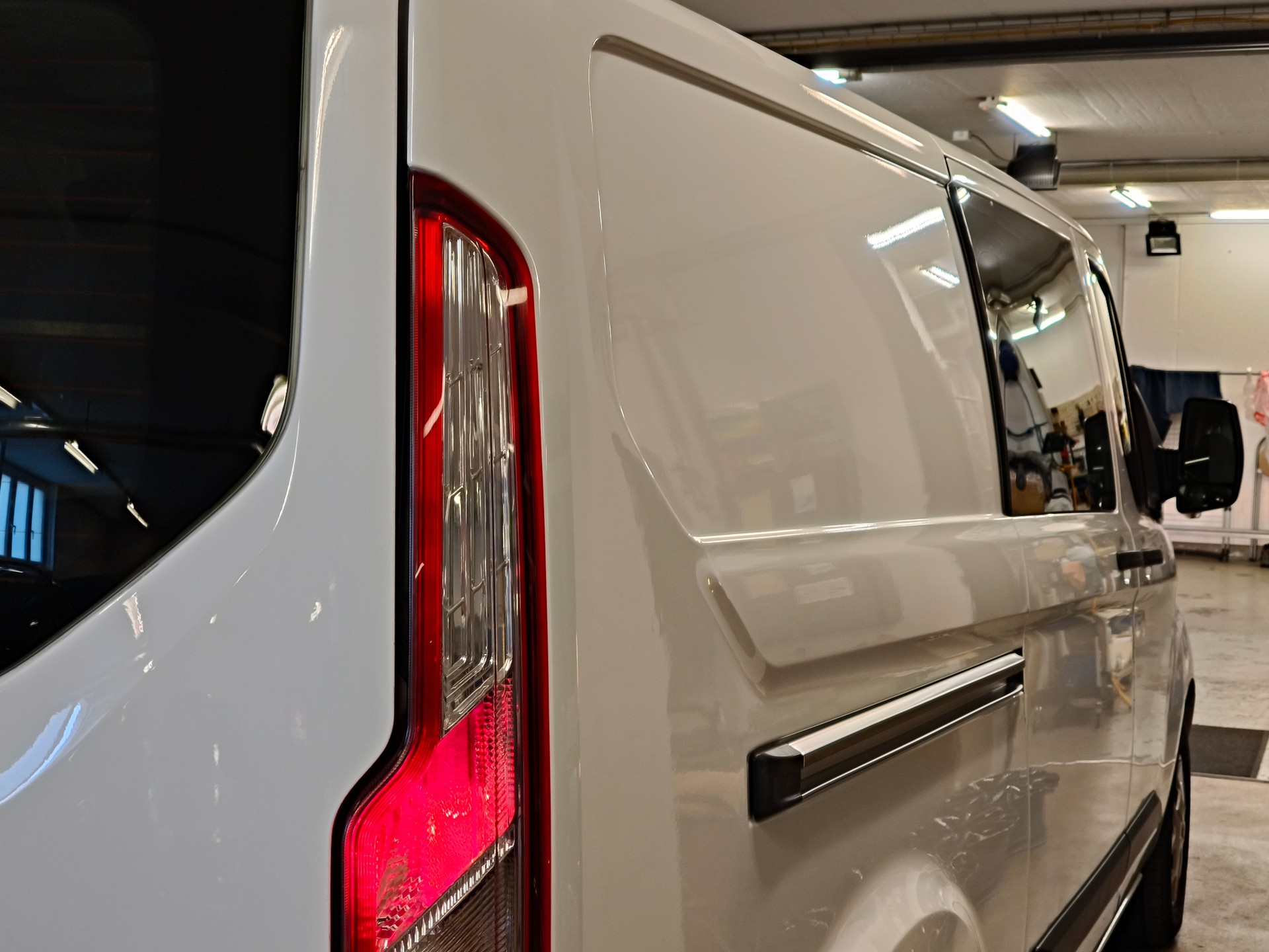 FORD Transit Custom Van 290 L2H1 Ambiente-image-8