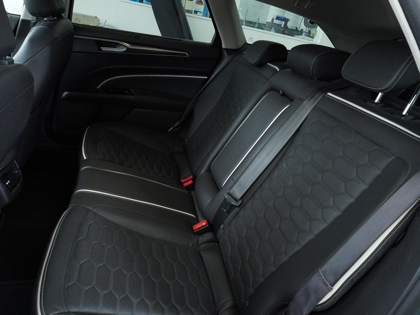 FORD Mondeo 2.0 HEV Vignale eCVT-image-4