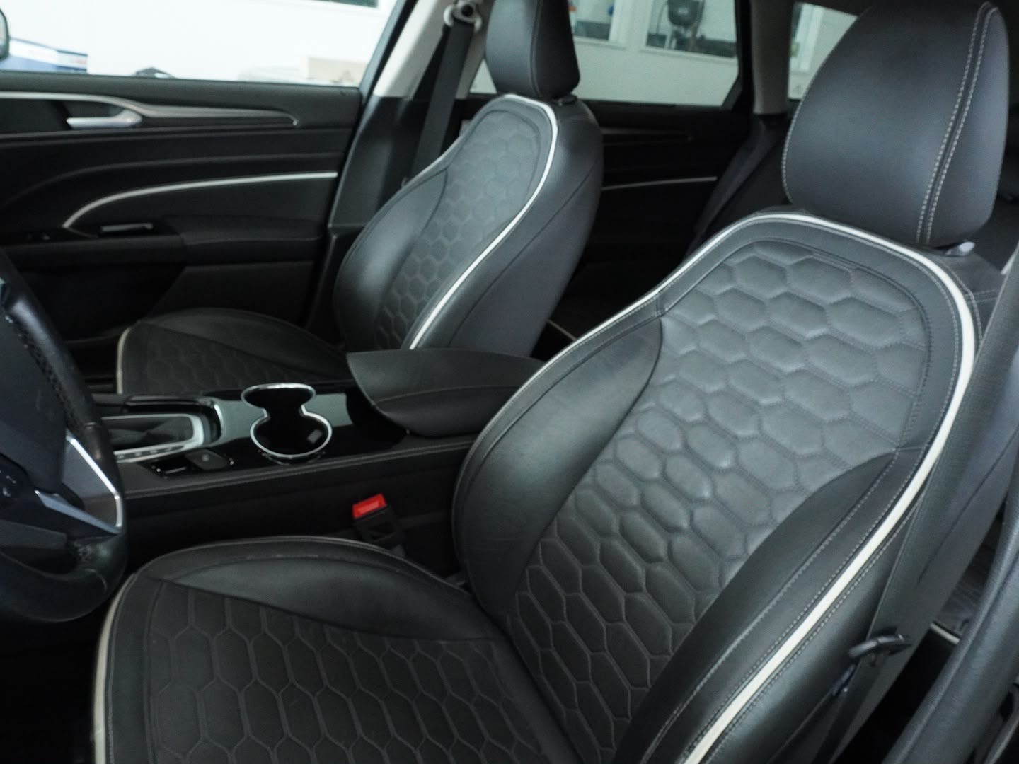 FORD Mondeo 2.0 HEV Vignale eCVT-image-3