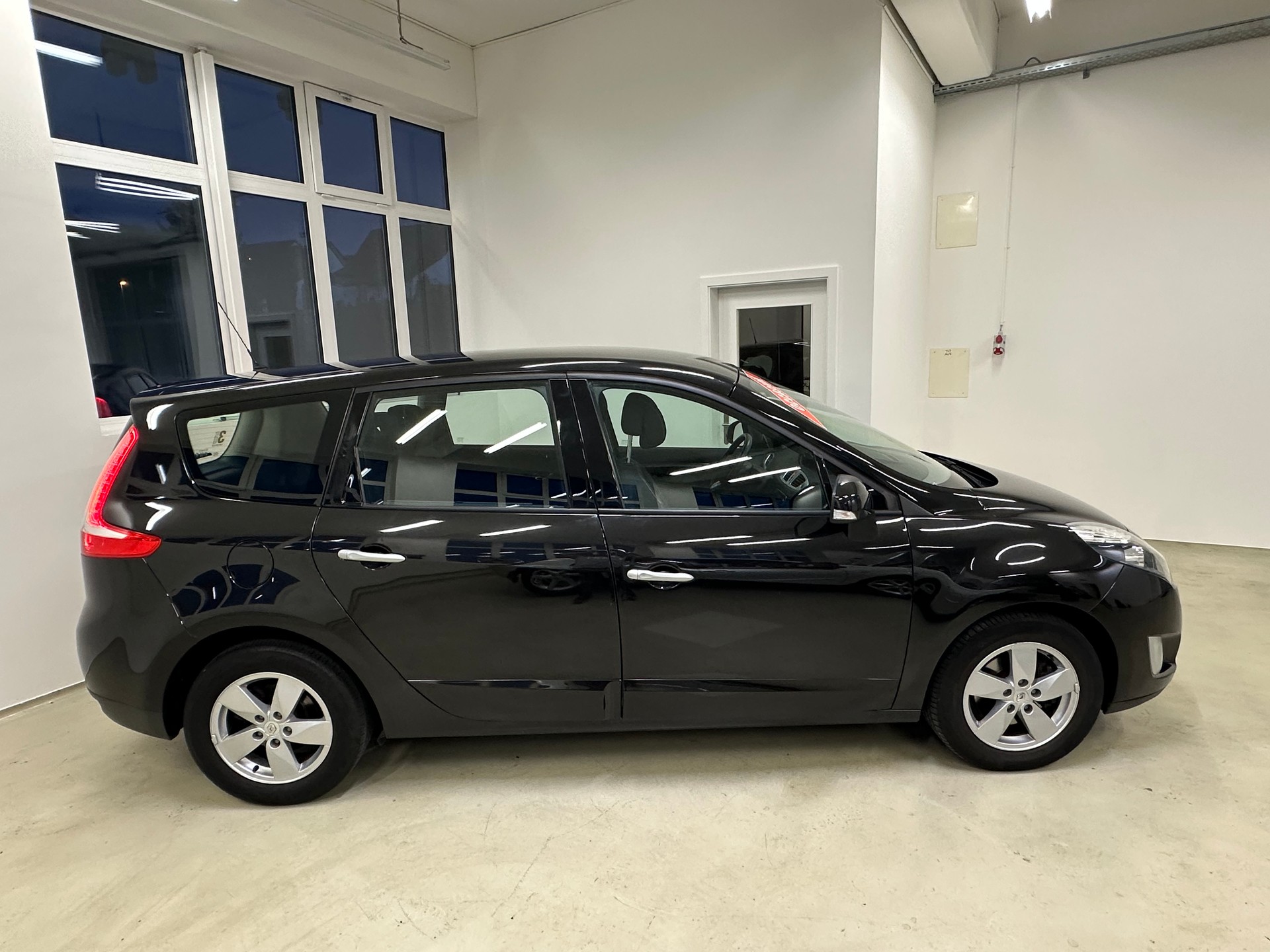 RENAULT Grand Scénic 1.4 16V Turbo Dynamique-image-9