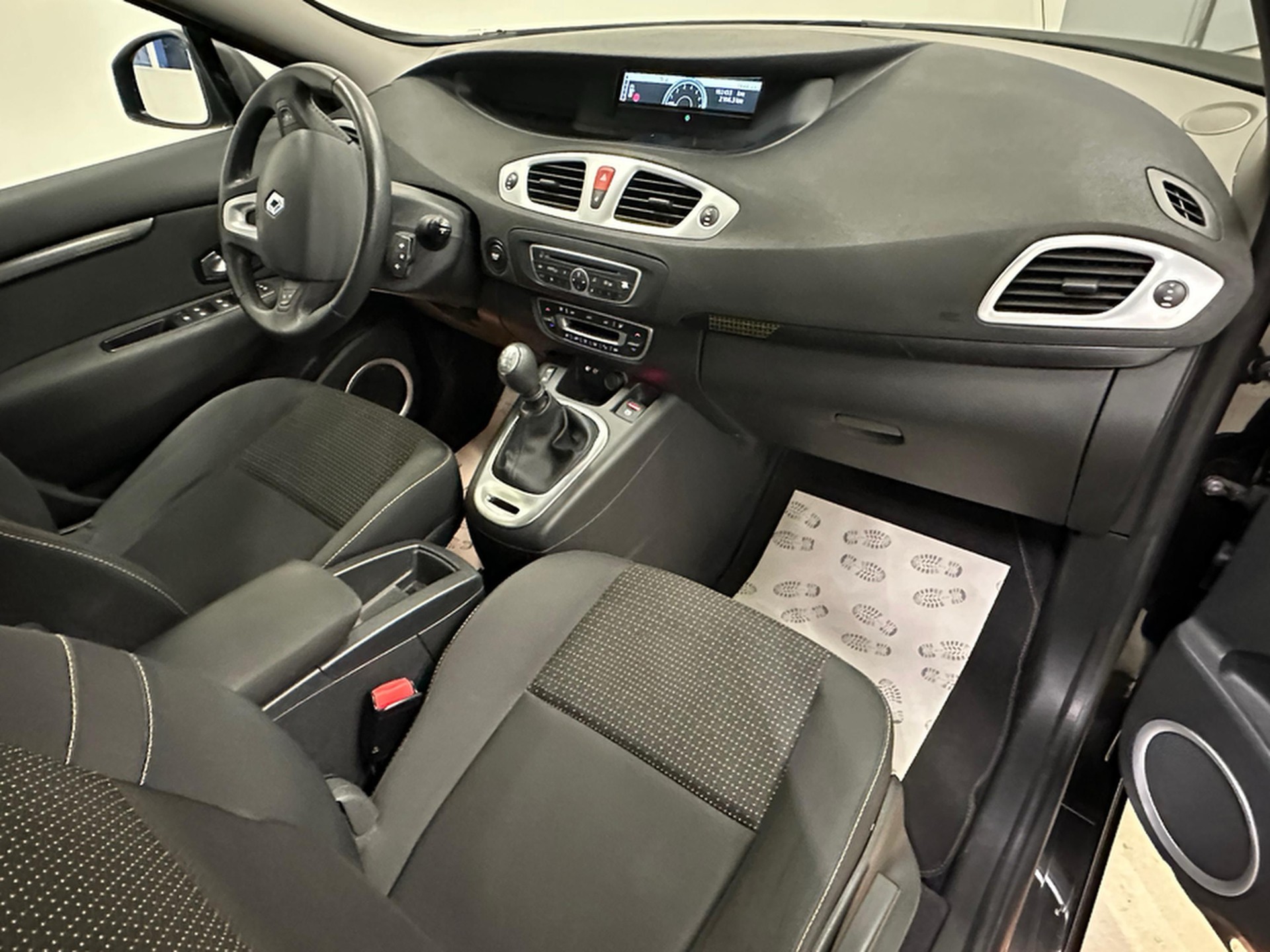RENAULT Grand Scénic 1.4 16V Turbo Dynamique-image-13