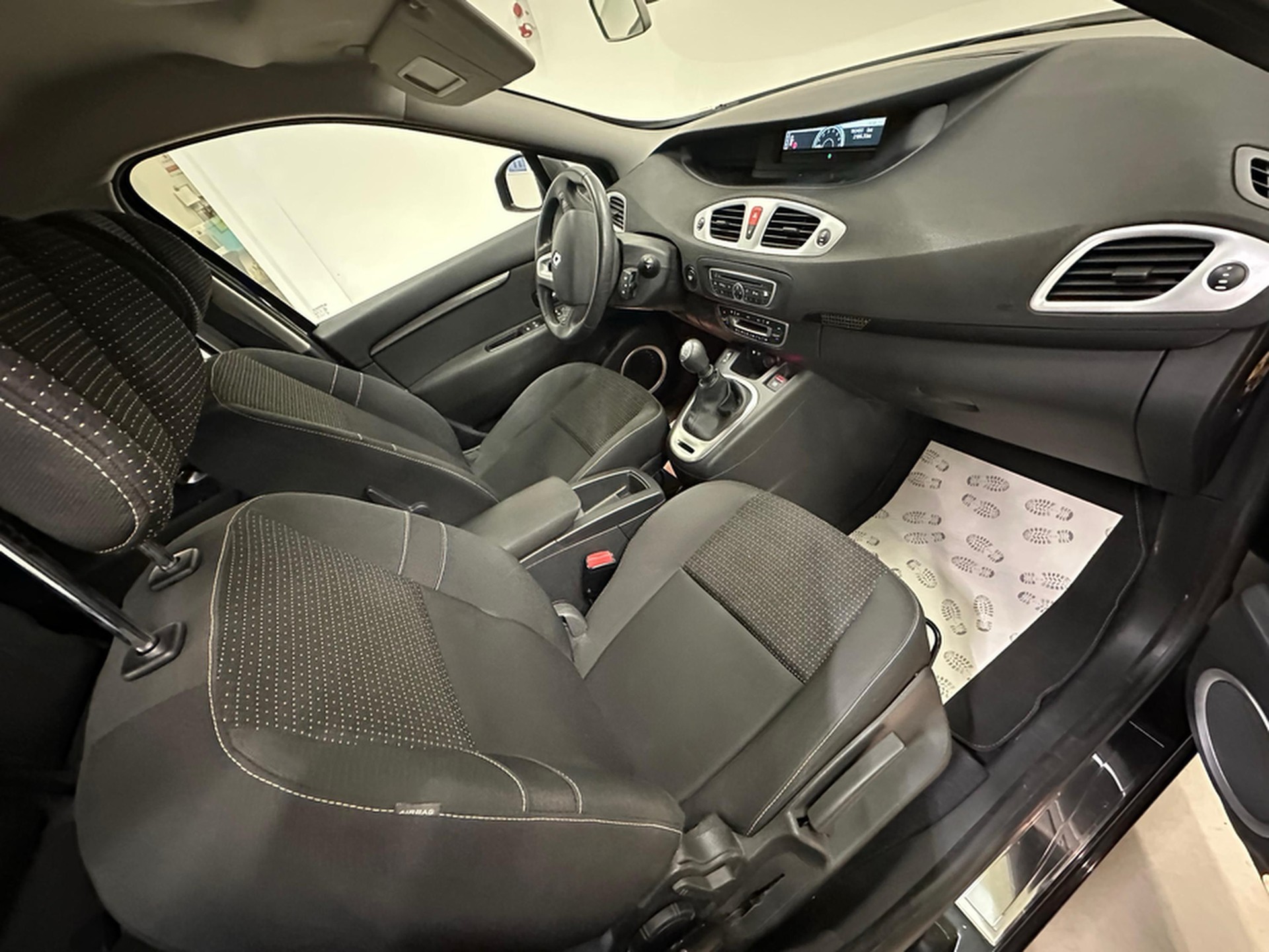 RENAULT Grand Scénic 1.4 16V Turbo Dynamique-image-12