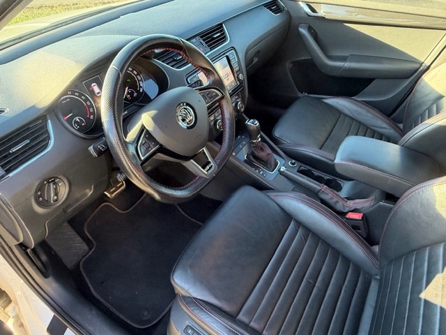 SKODA Octavia Combi 2.0 TDI RS 4x4 DSG-image-12