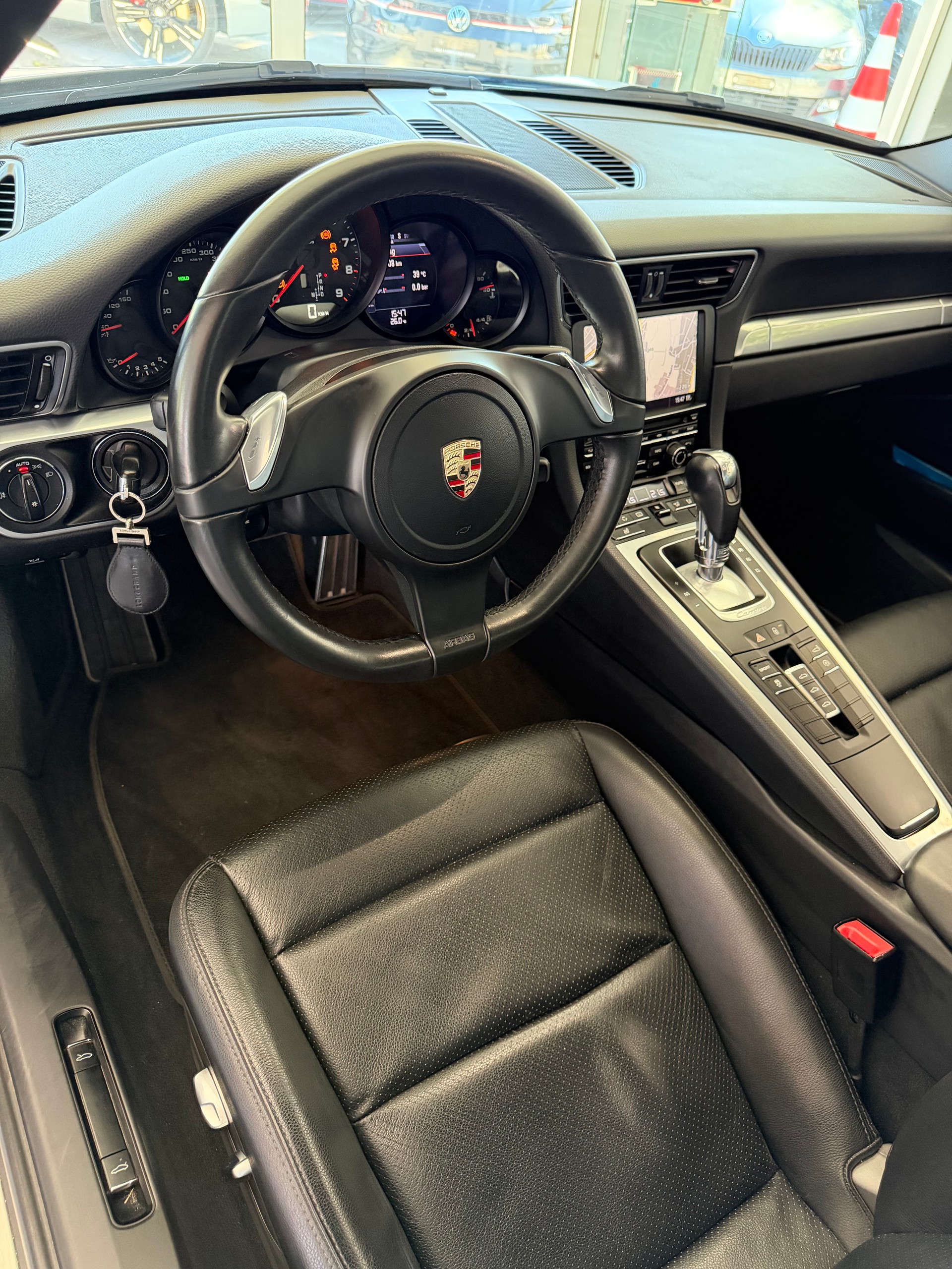 PORSCHE 911 Carrera-image-6
