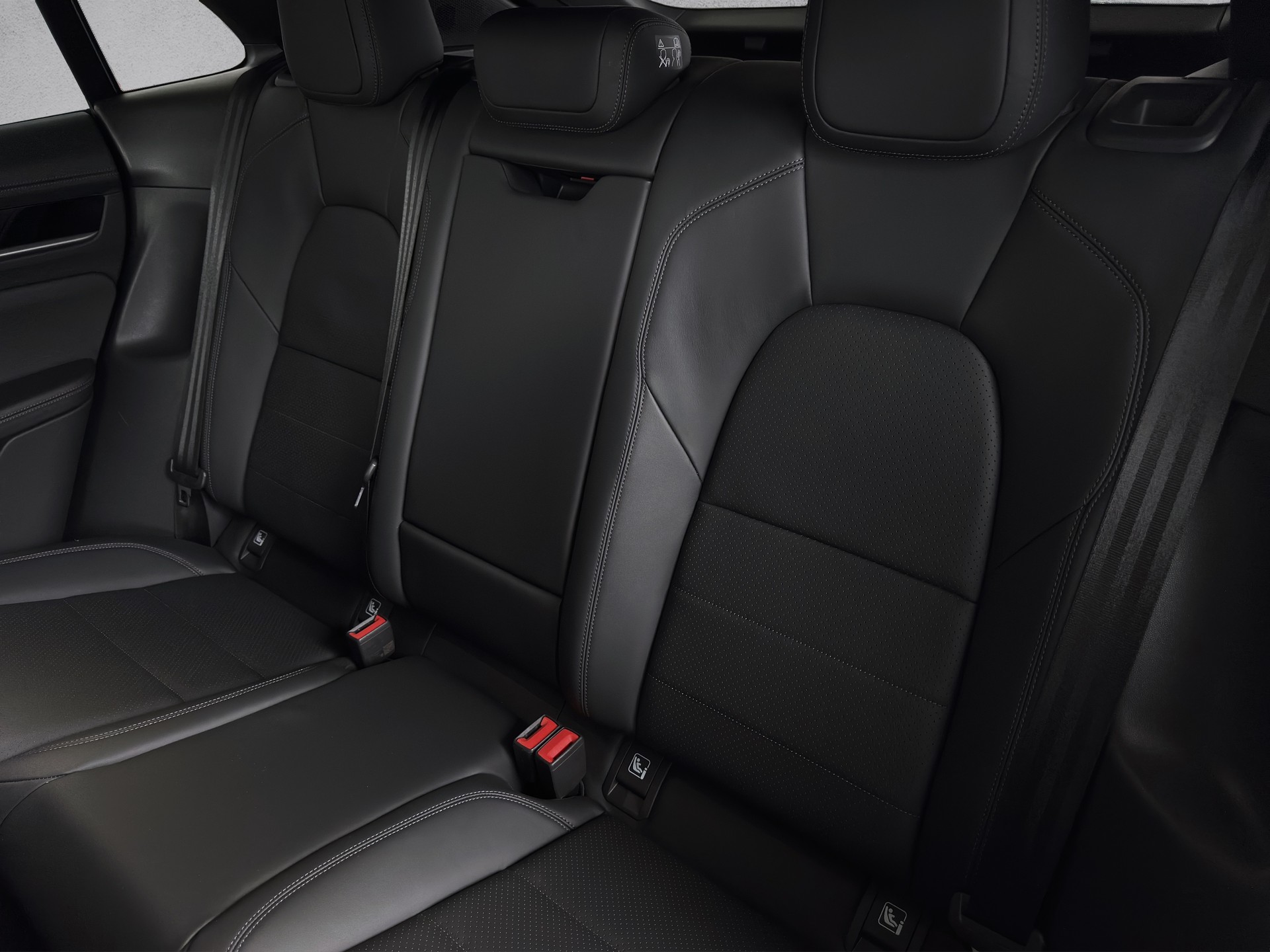 PORSCHE Macan 4-image-12