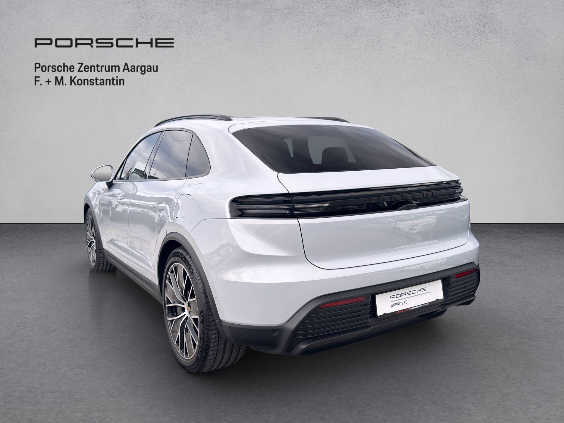 PORSCHE Macan 4-image-2