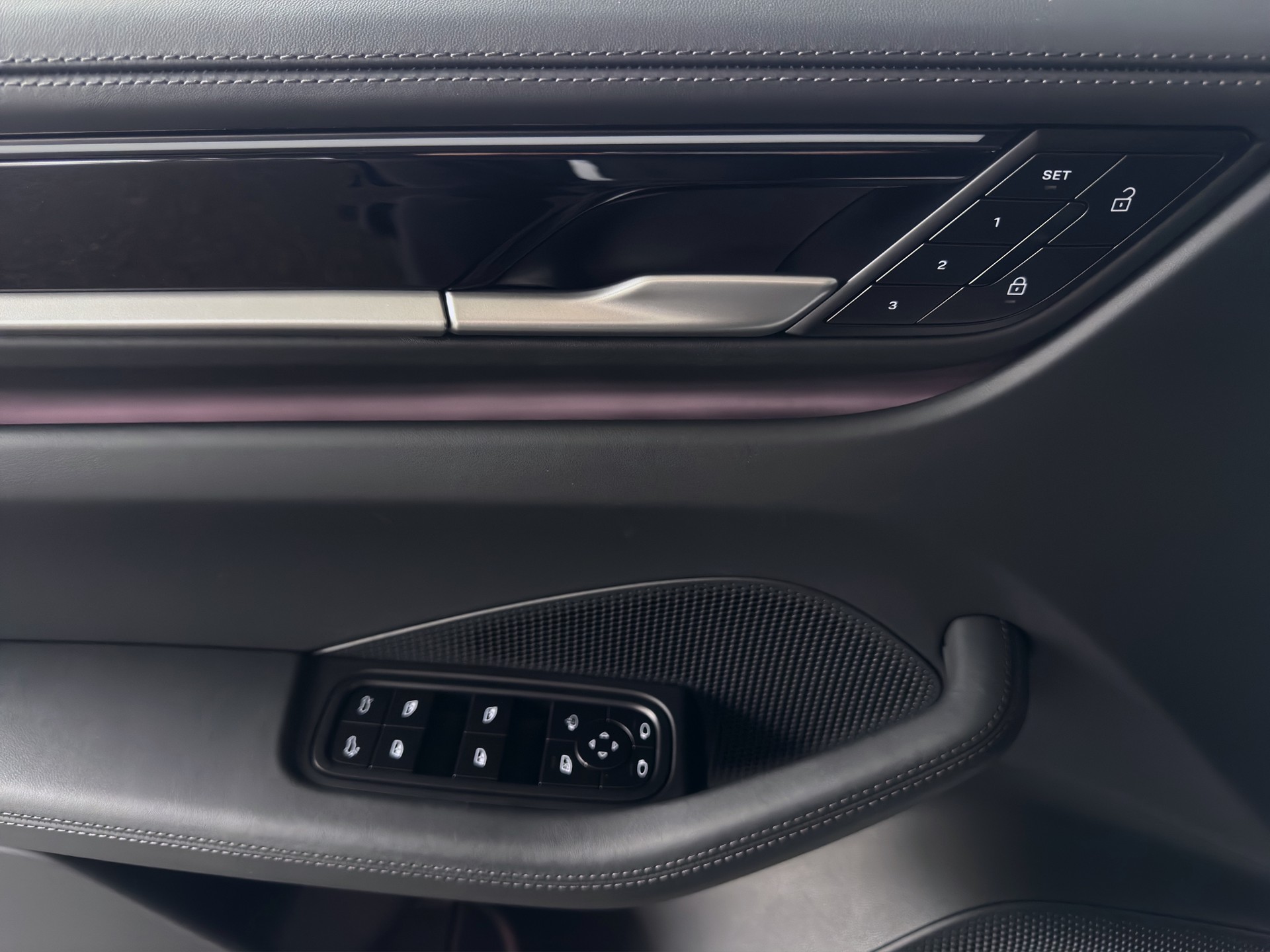 PORSCHE Macan 4-image-9