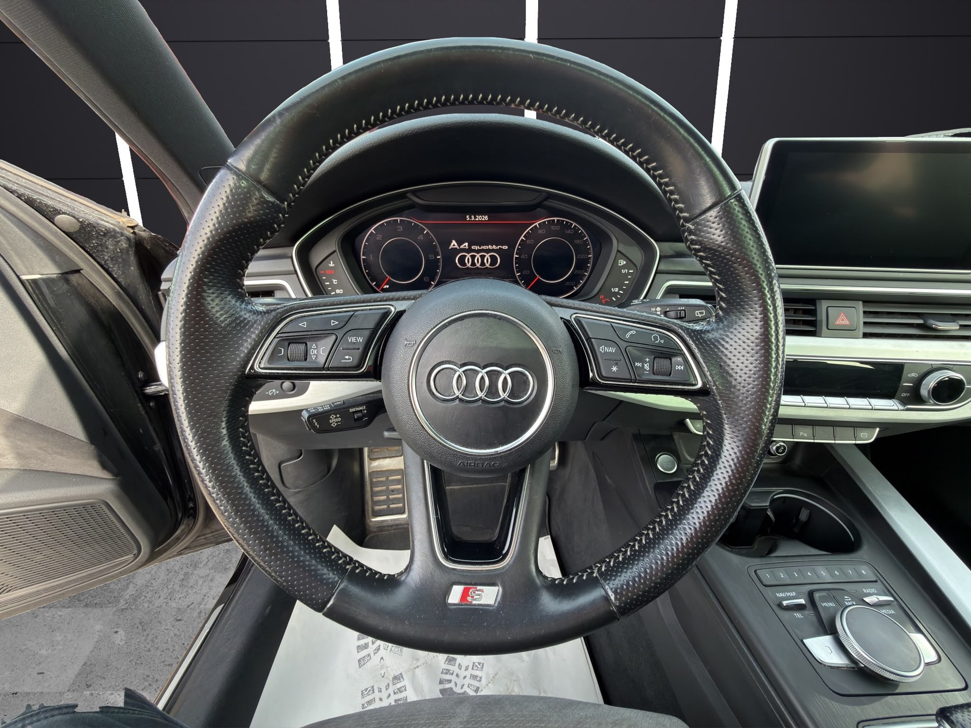 AUDI A4 Avant 2.0 TDI Design quattro S-tronic-image-9