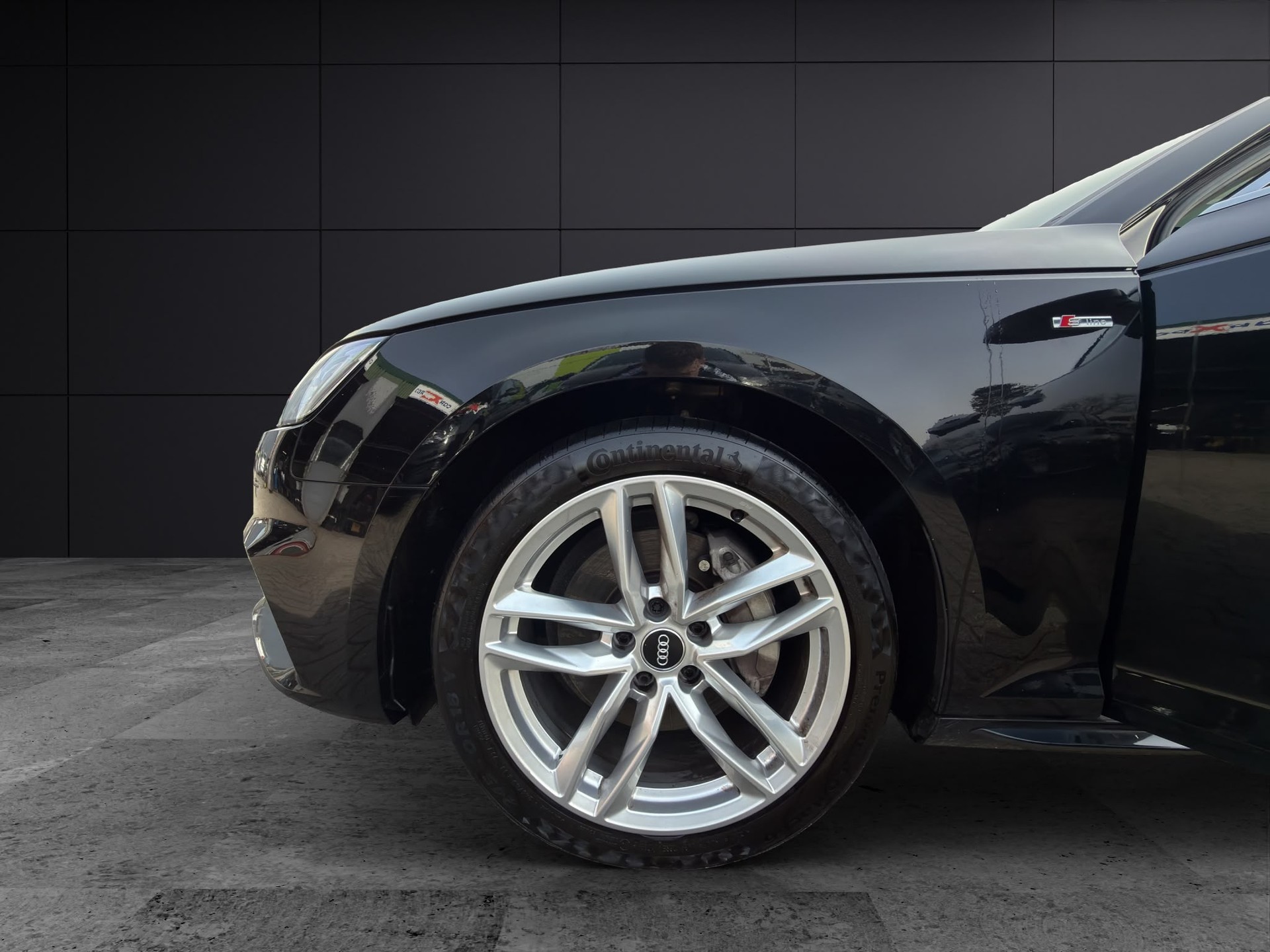 AUDI A4 Avant 2.0 TDI Design quattro S-tronic-image-13