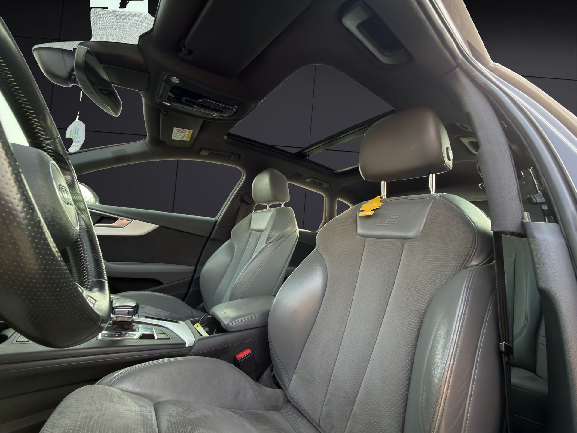 AUDI A4 Avant 2.0 TDI Design quattro S-tronic-image-8