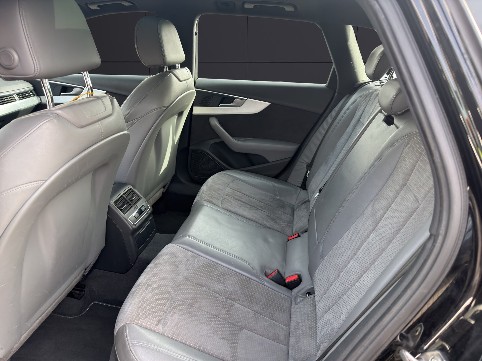 AUDI A4 Avant 2.0 TDI Design quattro S-tronic-image-11