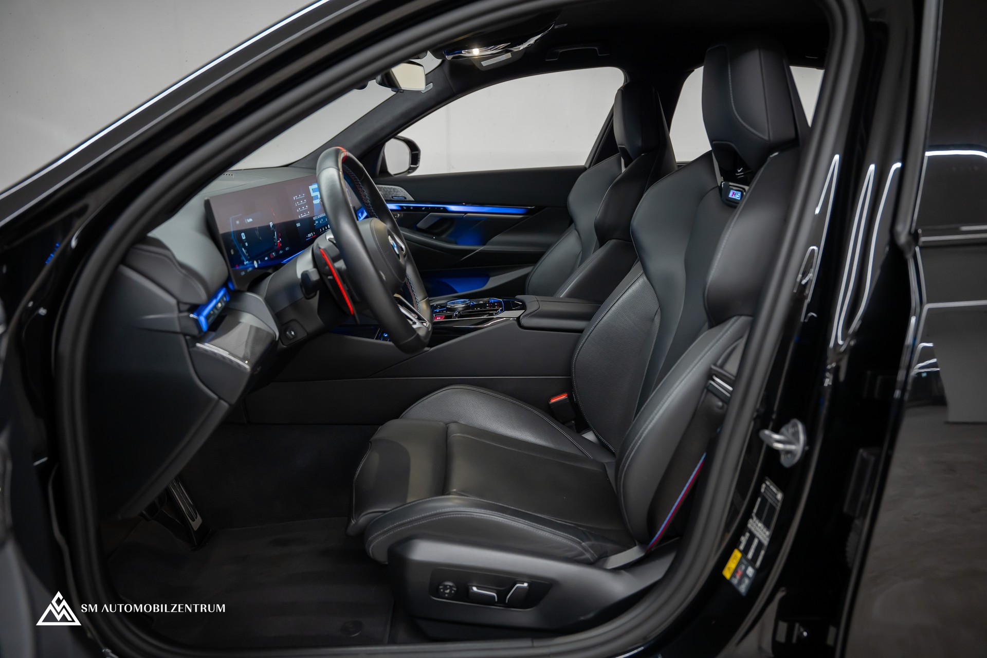 BMW M5 xDrive / CH / Carbon Exterieur & Interieur / 360° / Head-Up / Sitzbelüftung-image-23