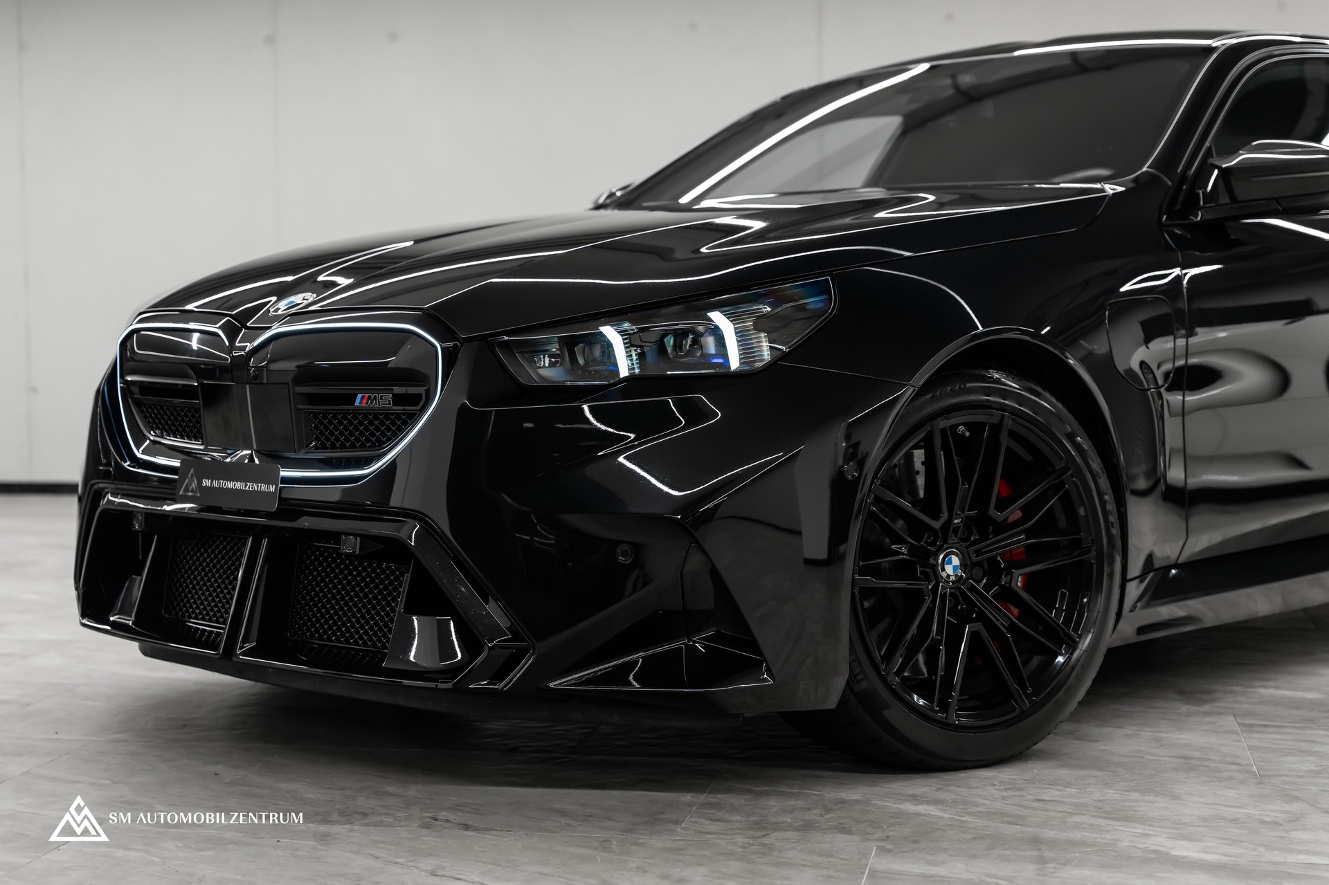 BMW M5 xDrive / CH / Carbon Exterieur & Interieur / 360° / Head-Up / Sitzbelüftung-image-3