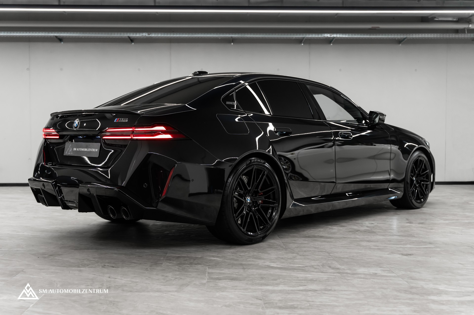 BMW M5 xDrive / CH / Carbon Exterieur & Interieur / 360° / Head-Up / Sitzbelüftung-image-11