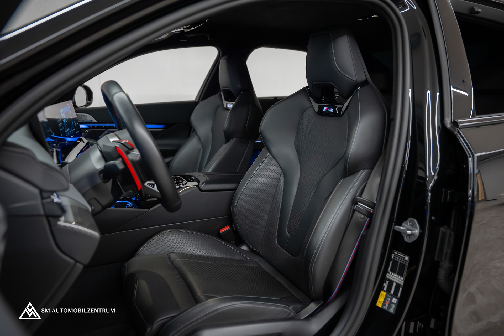 BMW M5 xDrive / CH / Carbon Exterieur & Interieur / 360° / Head-Up / Sitzbelüftung-image-24