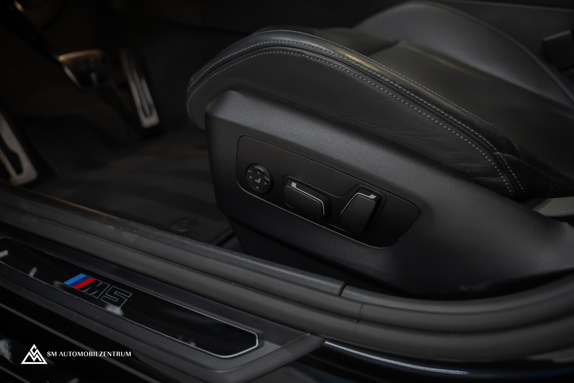 BMW M5 xDrive / CH / Carbon Exterieur & Interieur / 360° / Head-Up / Sitzbelüftung-image-29