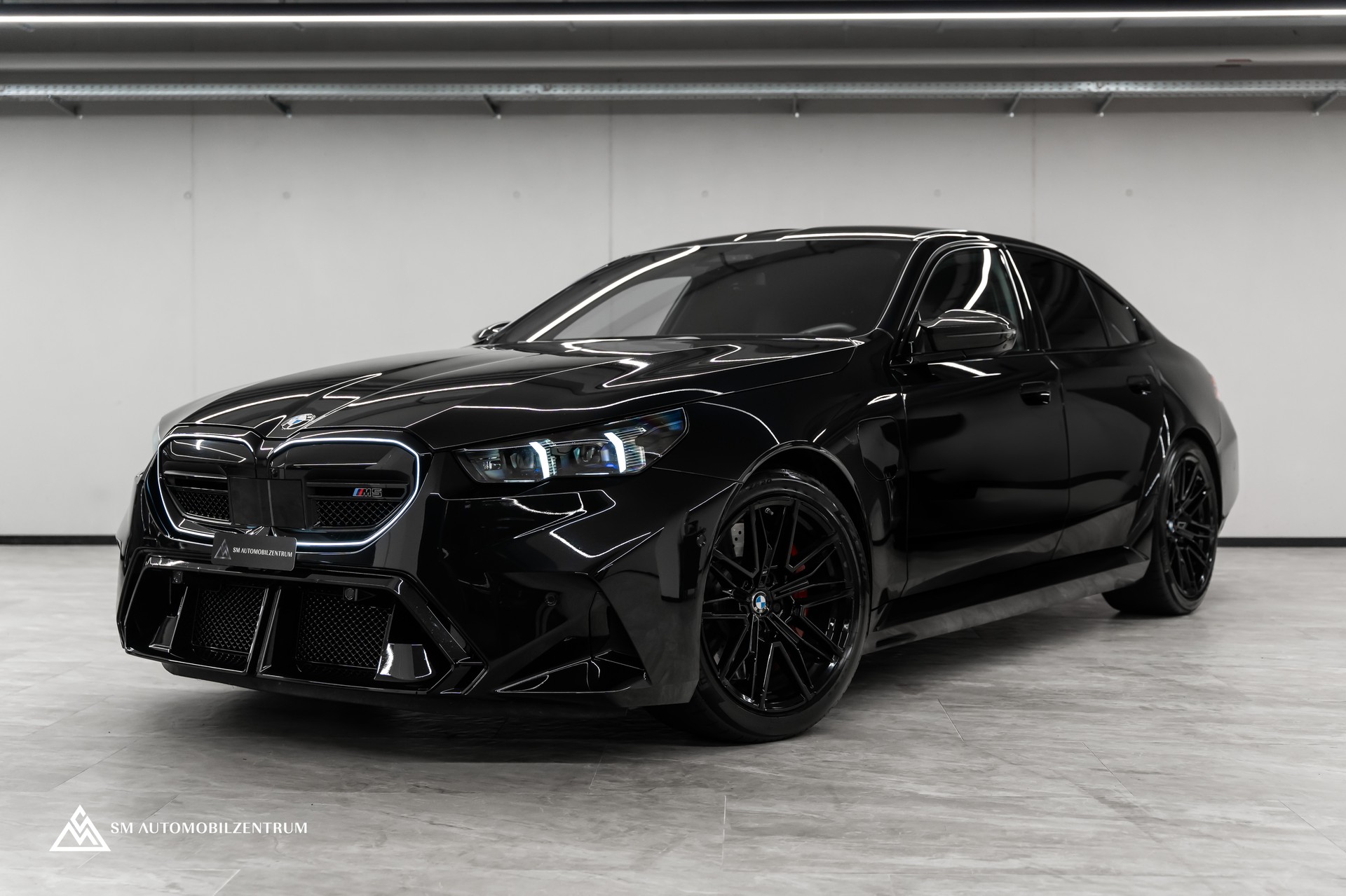 BMW M5 xDrive / CH / Carbon Exterieur & Interieur / 360° / Head-Up / Sitzbelüftung-image-0