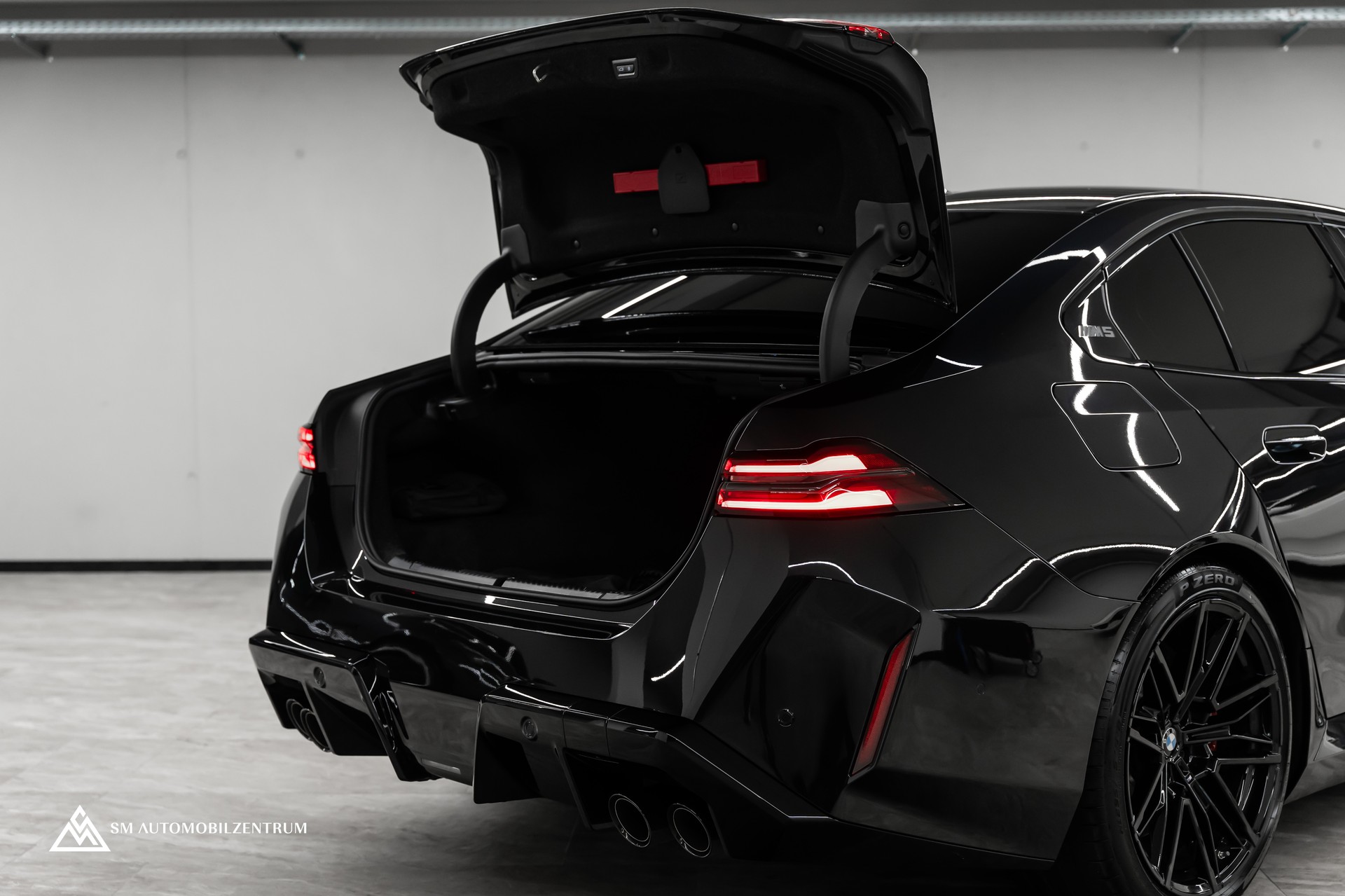 BMW M5 xDrive / CH / Carbon Exterieur & Interieur / 360° / Head-Up / Sitzbelüftung-image-18
