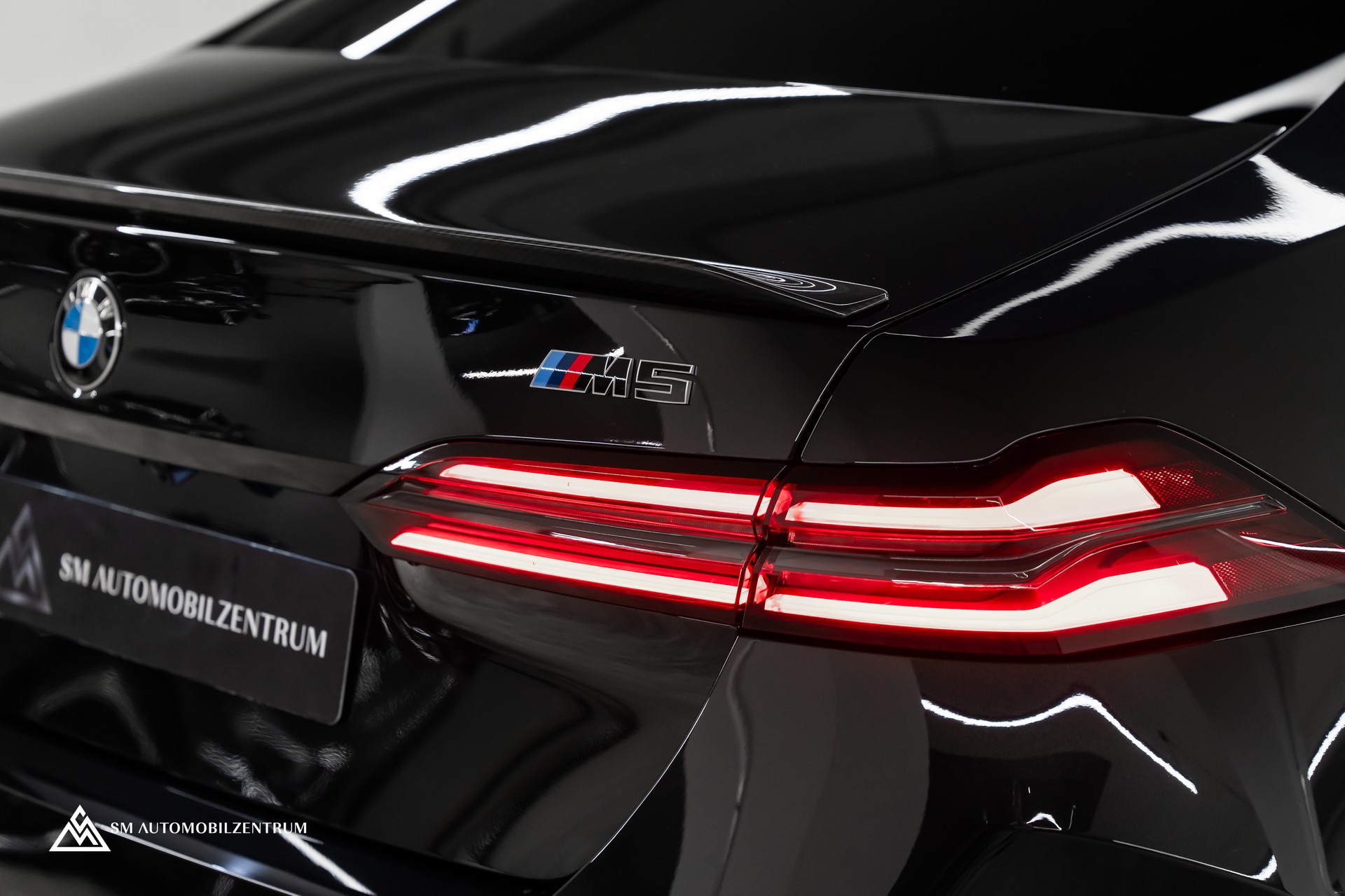 BMW M5 xDrive / CH / Carbon Exterieur & Interieur / 360° / Head-Up / Sitzbelüftung-image-13