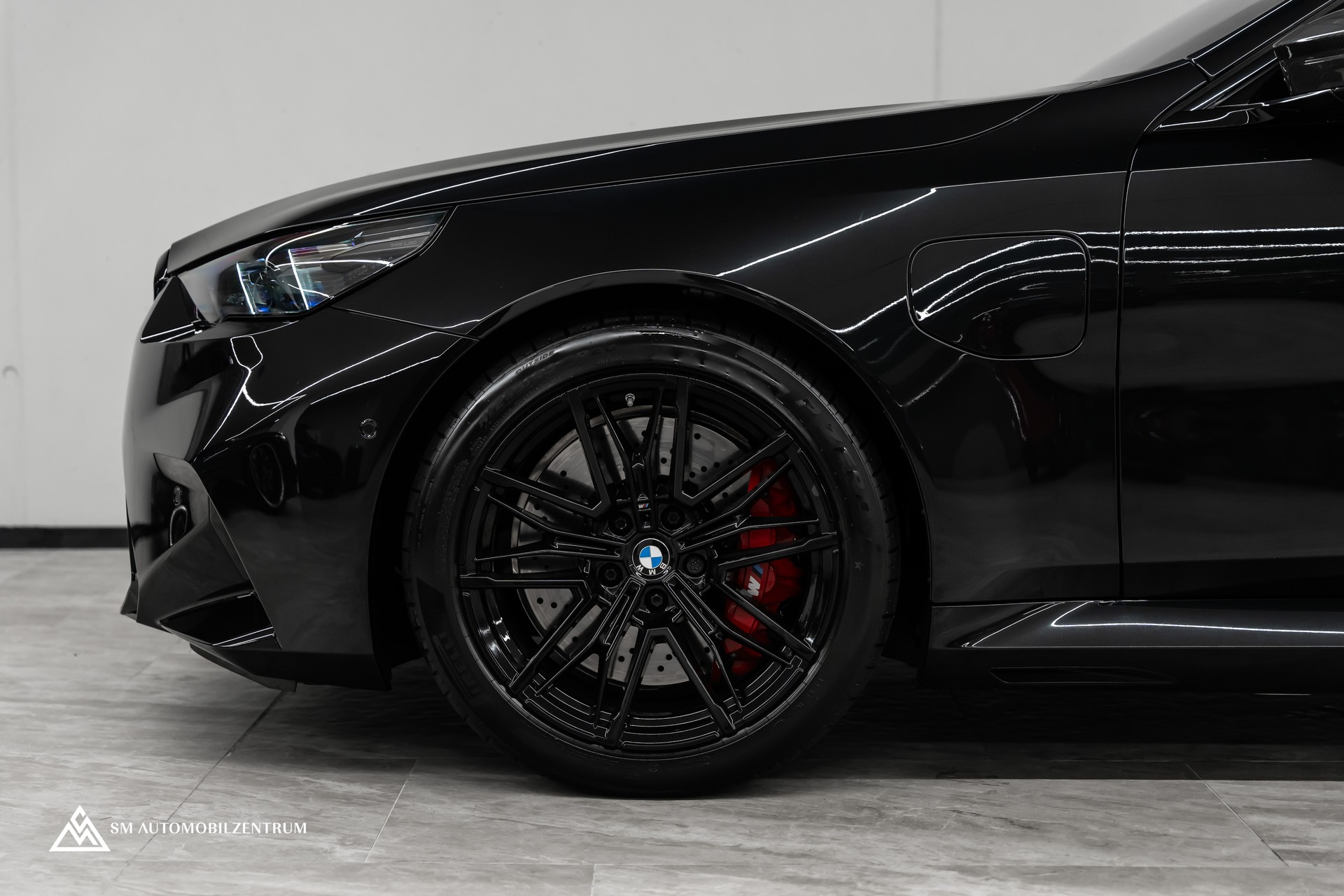 BMW M5 xDrive / CH / Carbon Exterieur & Interieur / 360° / Head-Up / Sitzbelüftung-image-9