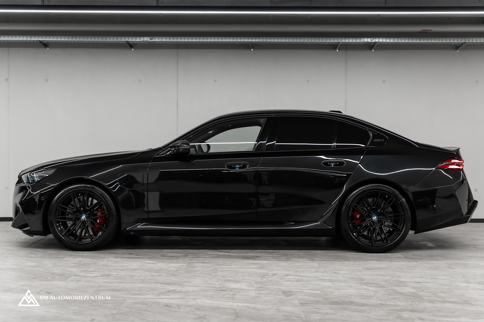 BMW M5 xDrive / CH / Carbon Exterieur & Interieur / 360° / Head-Up / Sitzbelüftung-image-8
