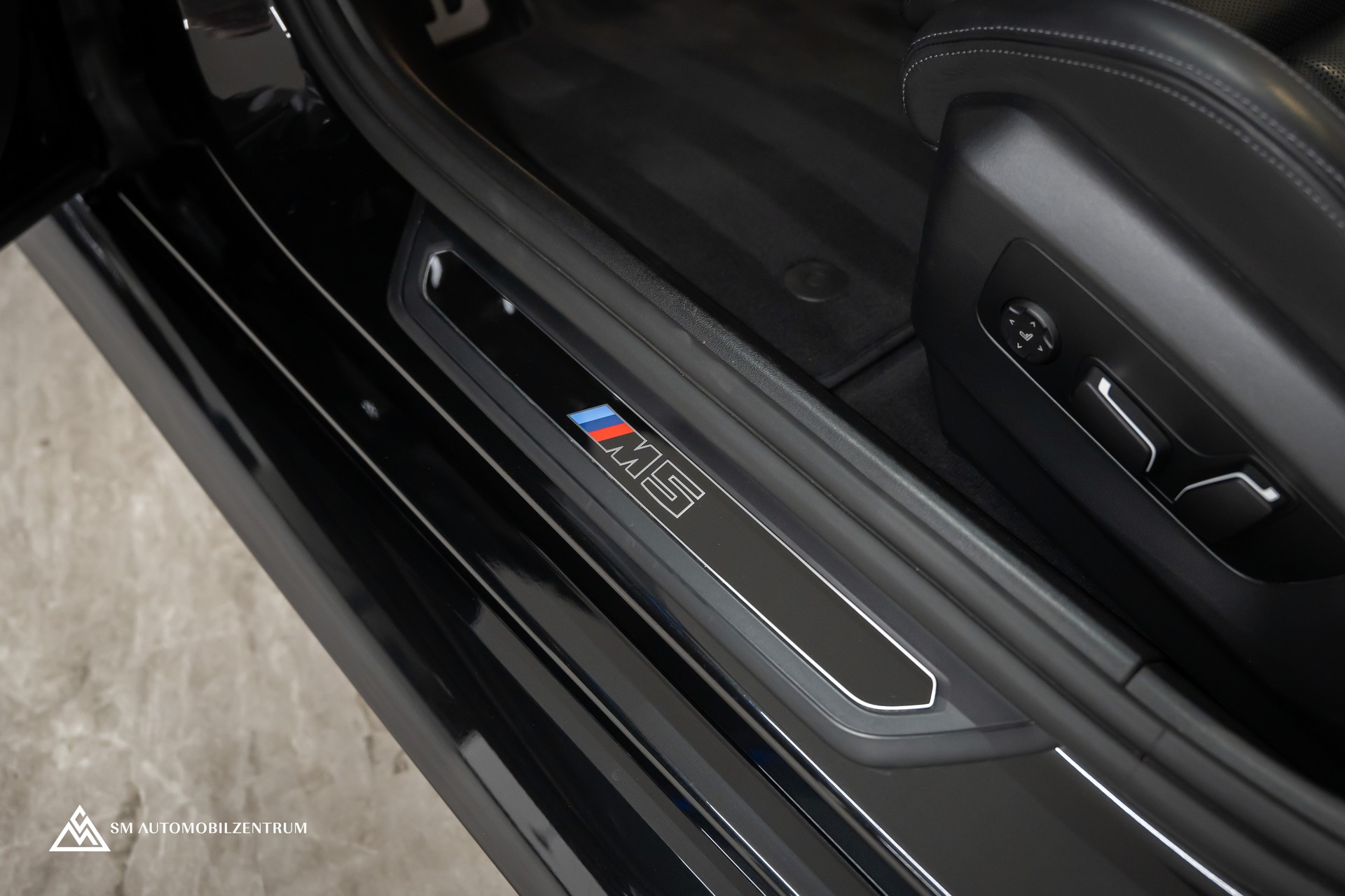 BMW M5 xDrive / CH / Carbon Exterieur & Interieur / 360° / Head-Up / Sitzbelüftung-image-30