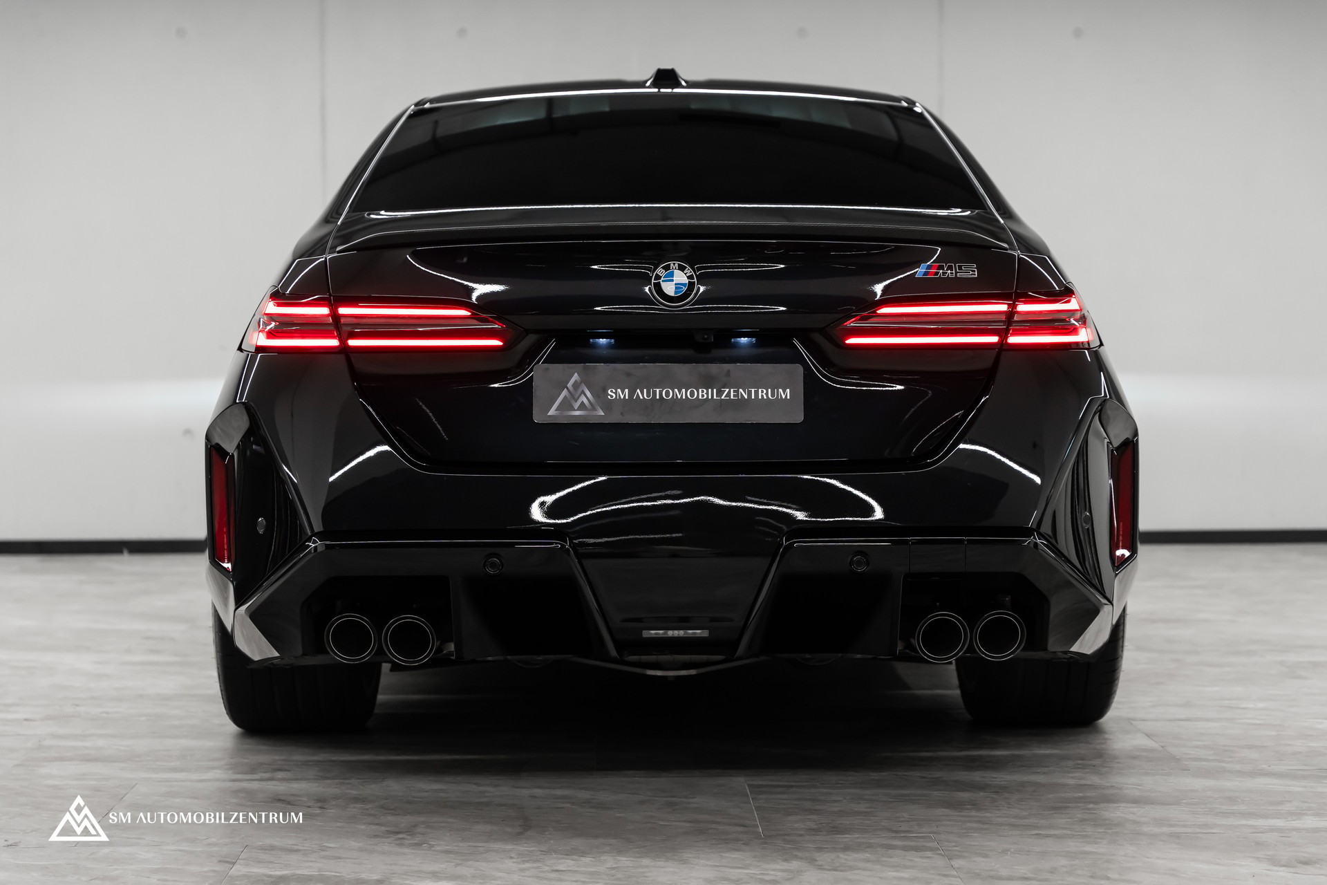 BMW M5 xDrive / CH / Carbon Exterieur & Interieur / 360° / Head-Up / Sitzbelüftung-image-16