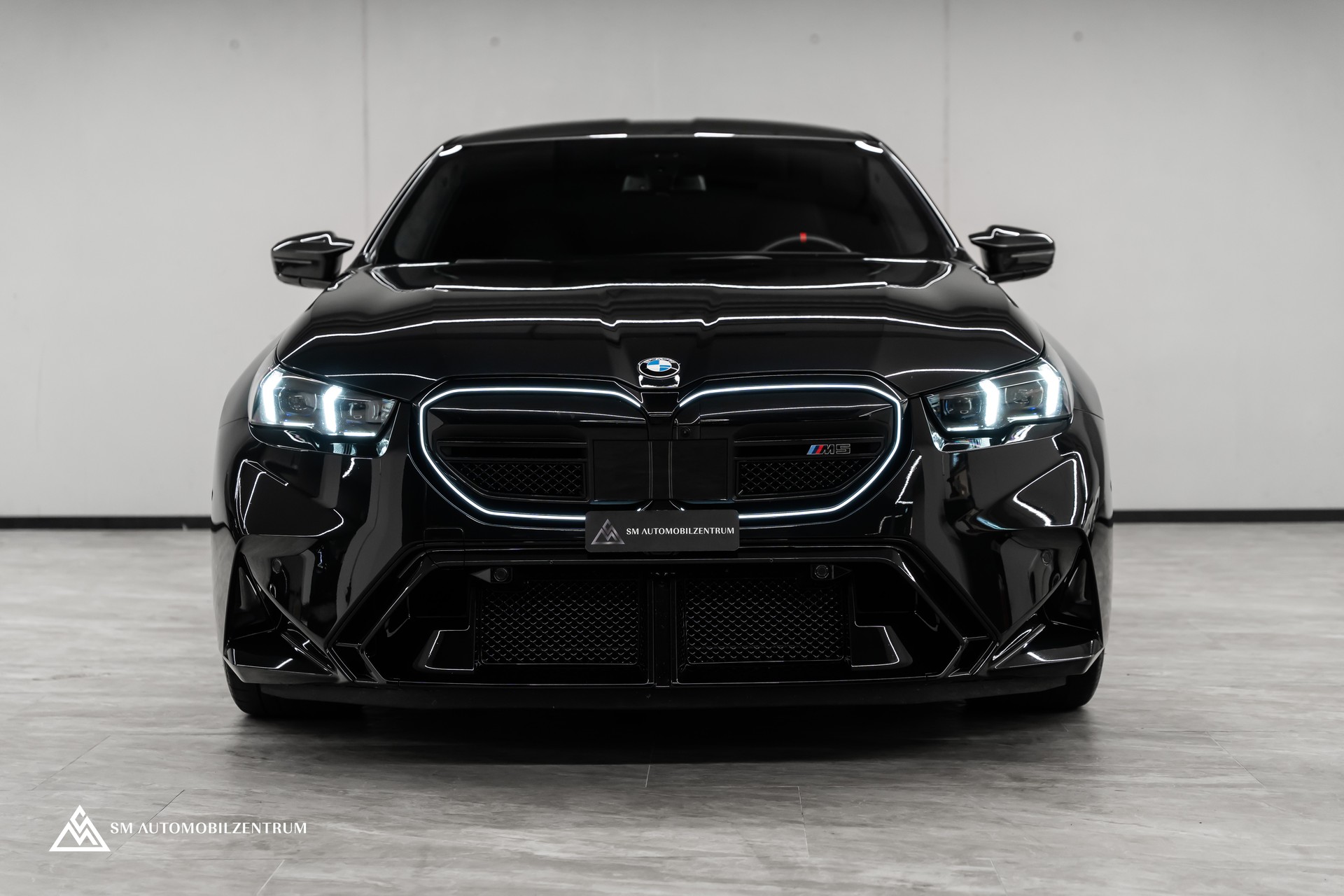 BMW M5 xDrive / CH / Carbon Exterieur & Interieur / 360° / Head-Up / Sitzbelüftung-image-1