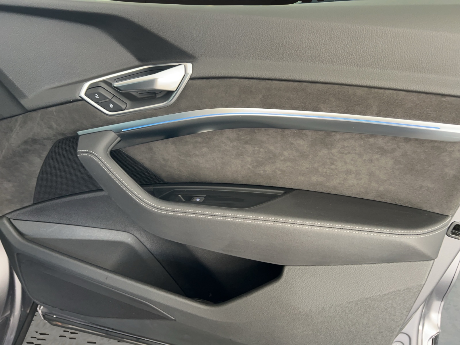AUDI e-tron 55 Advanced quattro-image-22