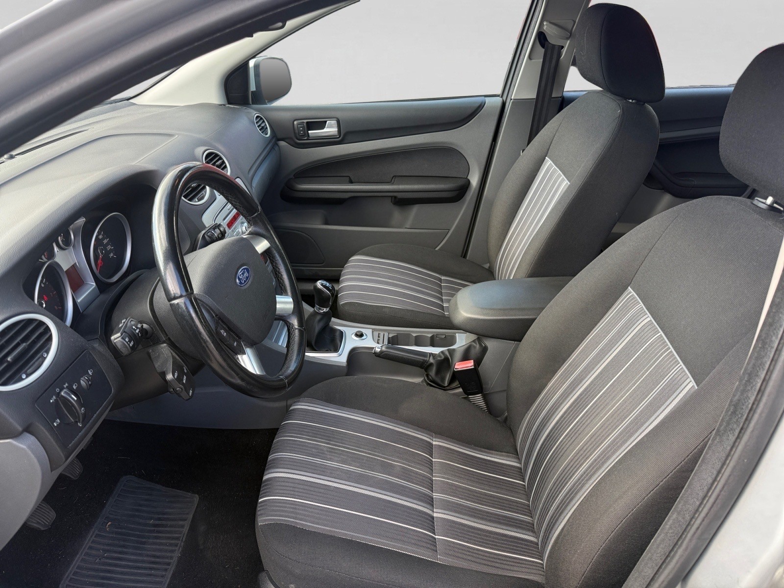 FORD Focus 1.8i-image-8