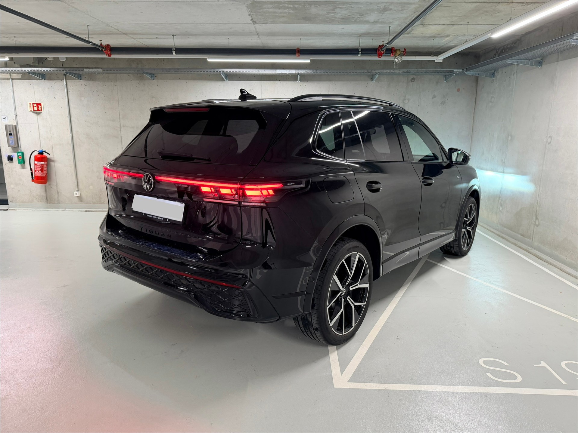 VW Tiguan 2.0 TSI DSG R-Line 4Motion-image-4