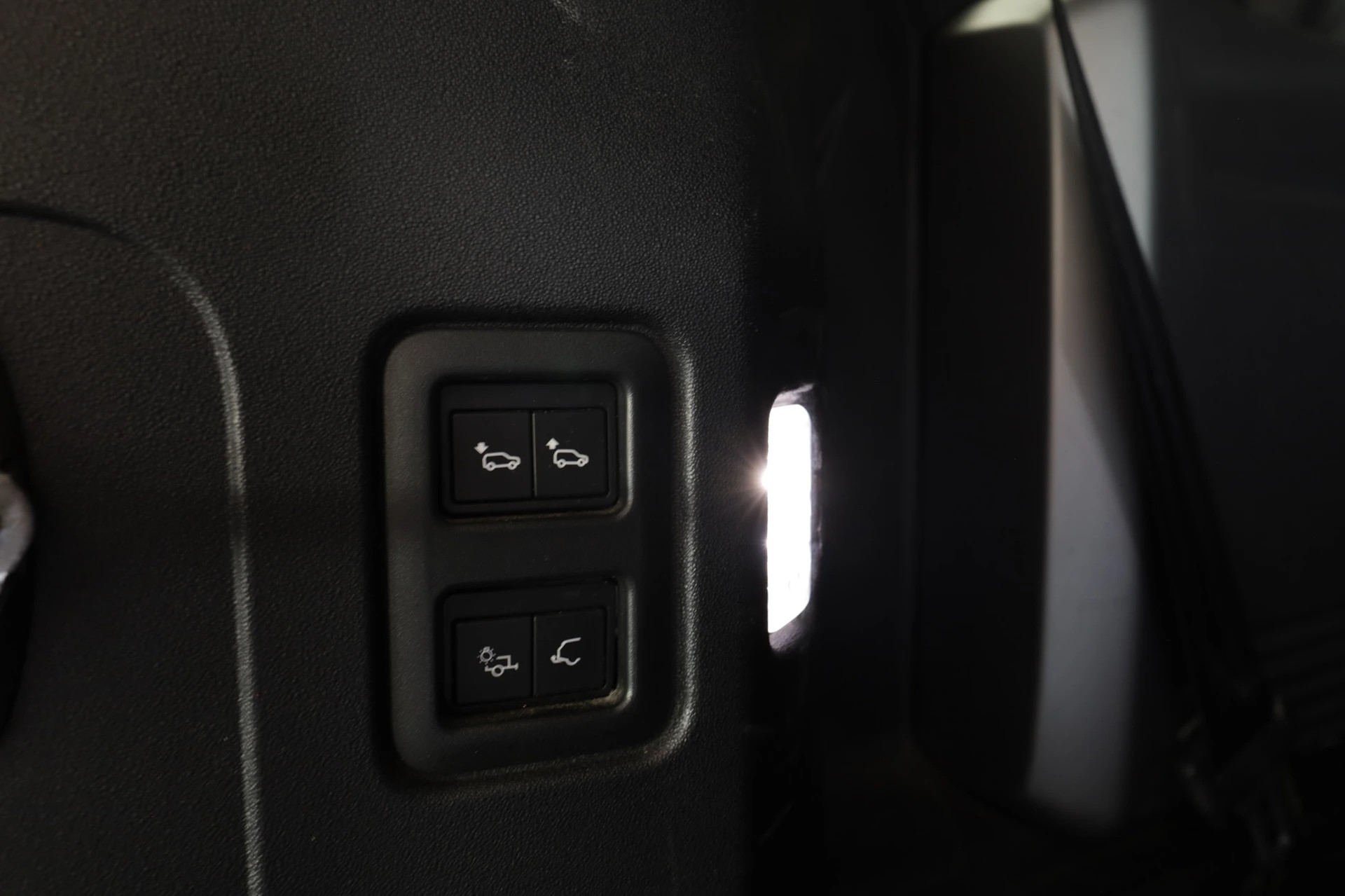LAND ROVER Defender 110 P400 I6 First Edition 3.0 MHEV AT8 7 places • Véhicule suisse • Suspension pneumatique-image-12