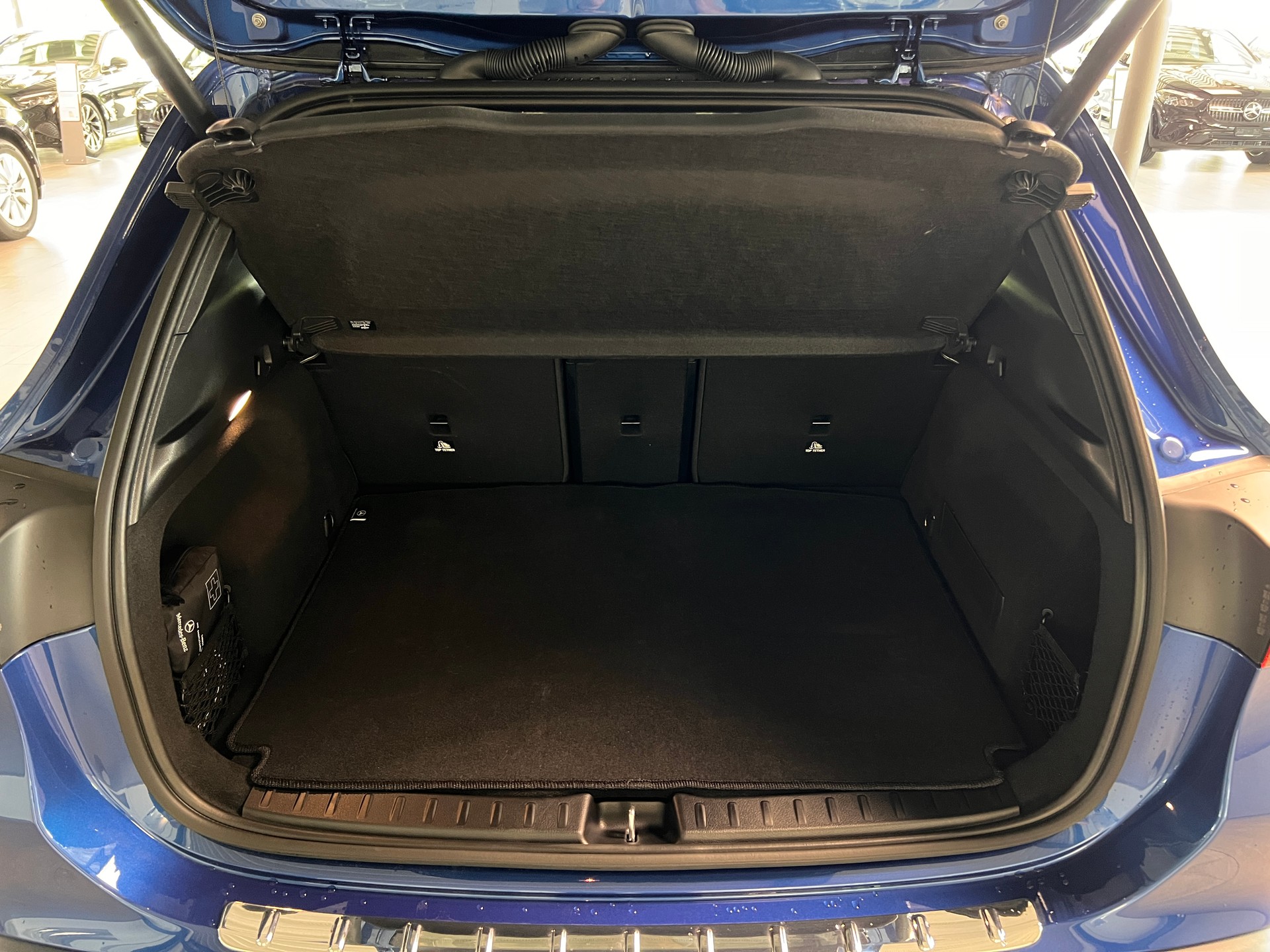 MERCEDES-BENZ EQA 350 4Matic Swiss Star-image-6