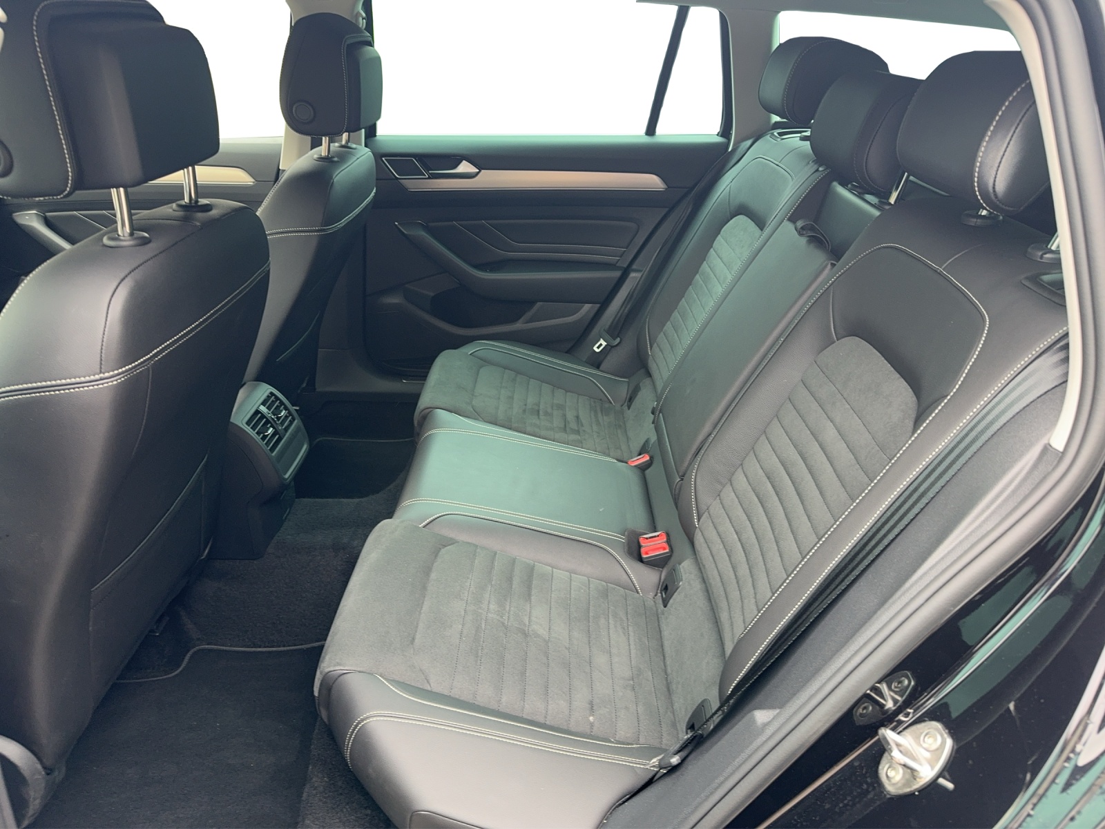 VW Passat 2.0 TDI BMT Elegance 4Motion DSG-image-13